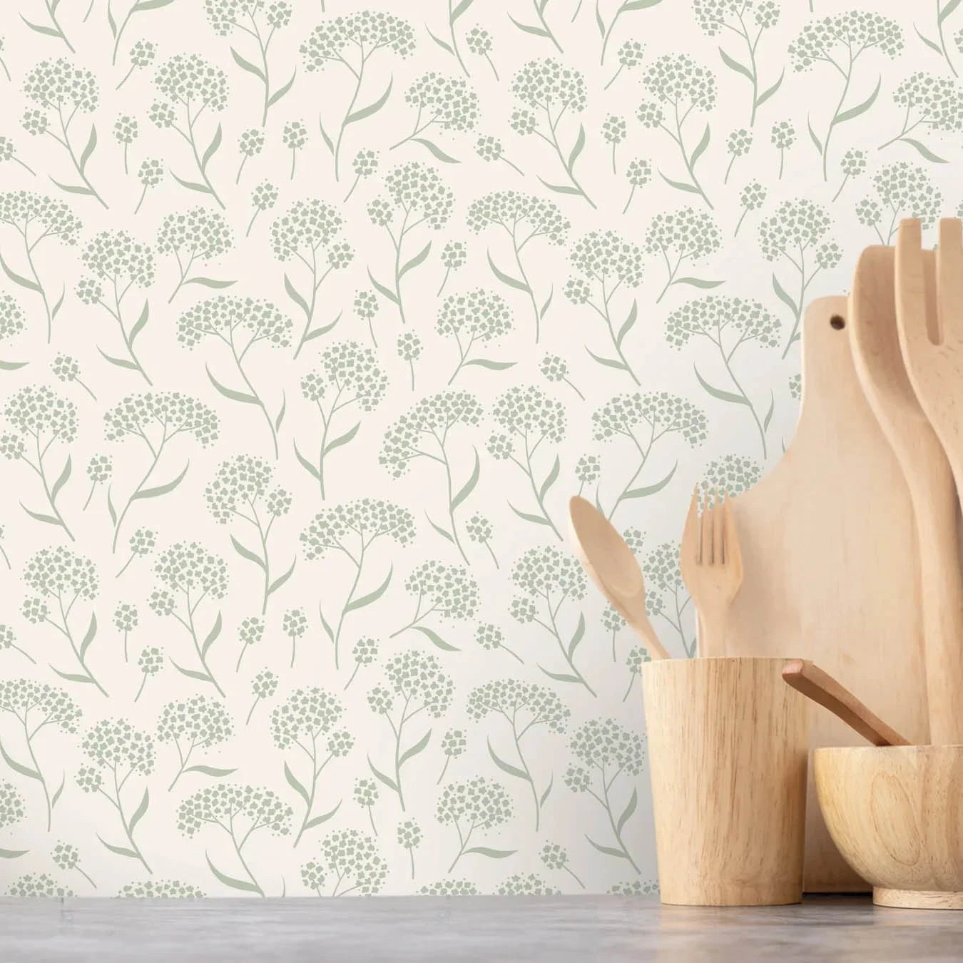 Kök med ljus tapet med diskreta blomstermönster i grått och beige – stilren skandinavisk känsla.