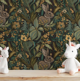 Barnrum med mörk tapet med kaniner och botaniska motiv i grönt och guld – saglik stämning med enhörningsgosedjur.