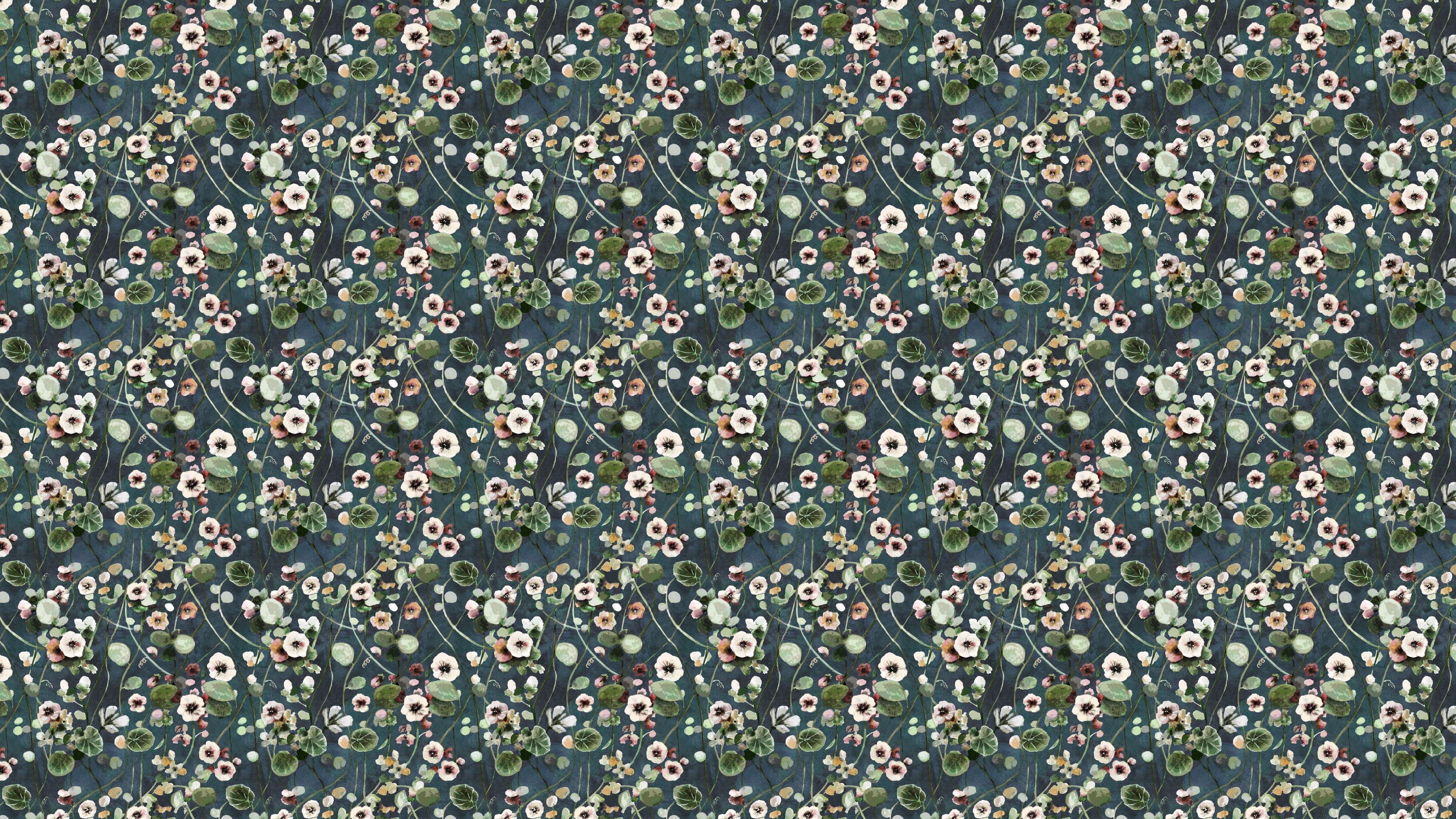 Reval Wallpaper Krasse - Midnight Blå - Handmålad tapet med blommor i djupa blå toner – högkvalitativ tapet för en personl...