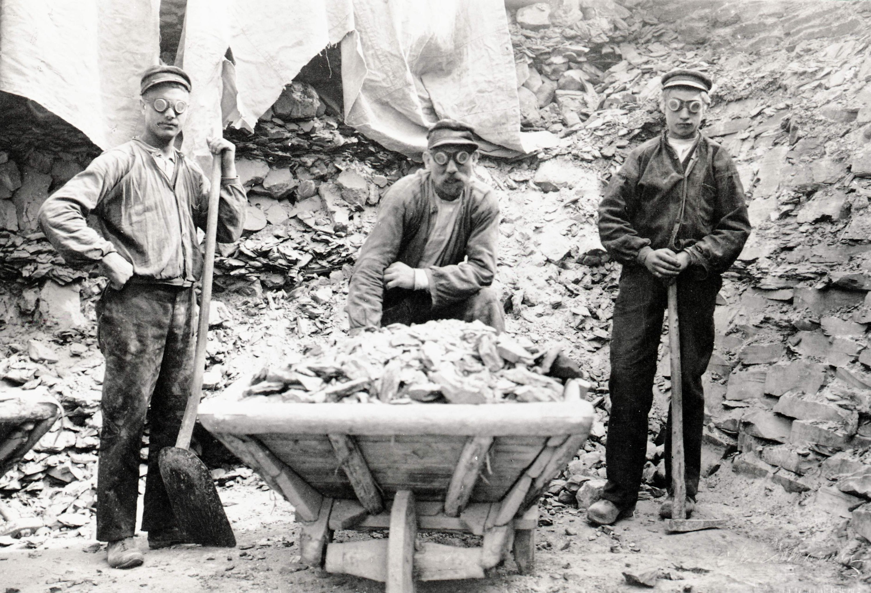 Stenhuggeri – Historiskt fototapet med autentisk hantverksanda