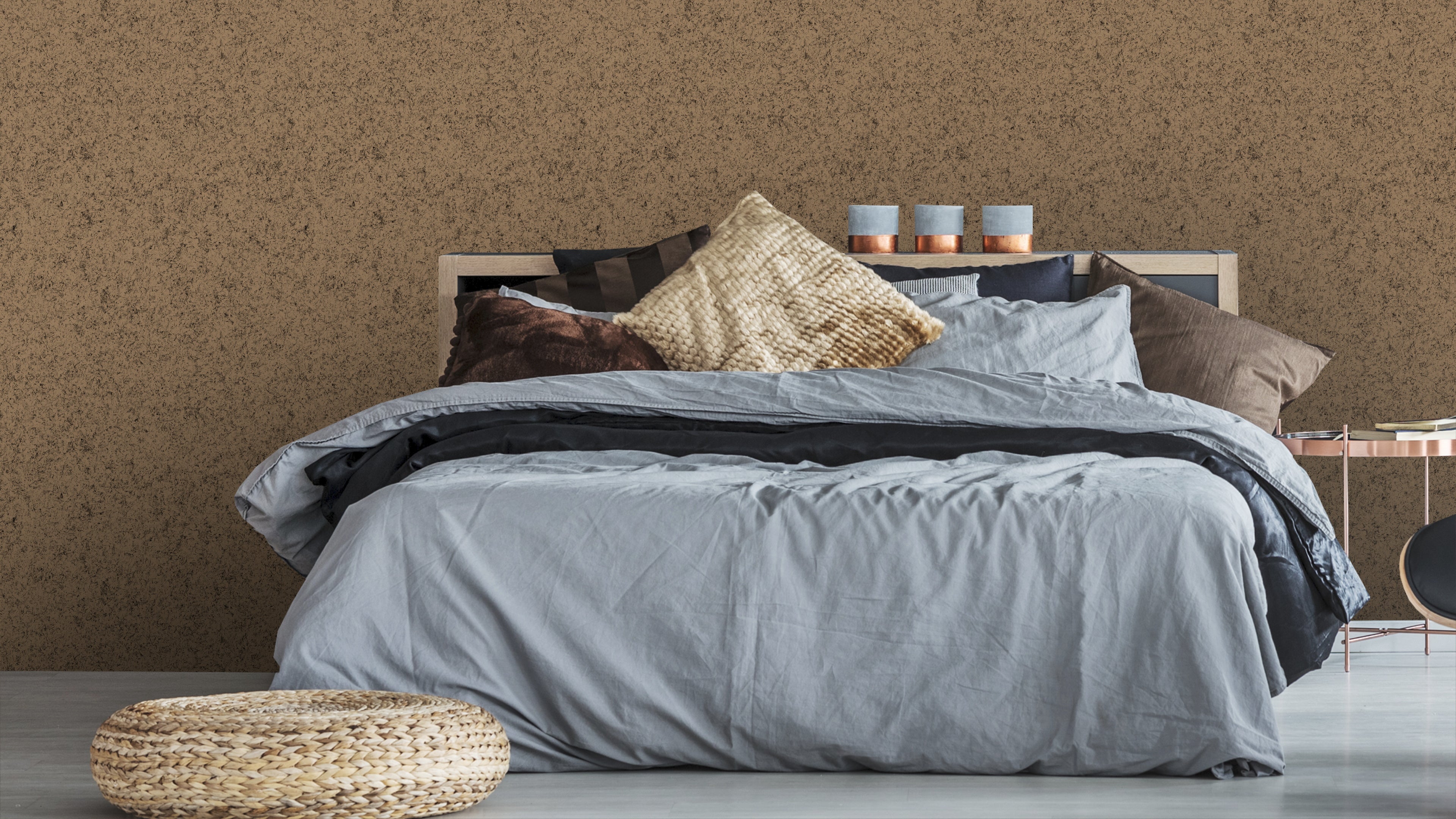 Reval Wallpaper Board Texture - Sadelbrun - Minimalistisk tapet med byggskivestruktur – högkvalitativ tapet för en personl...