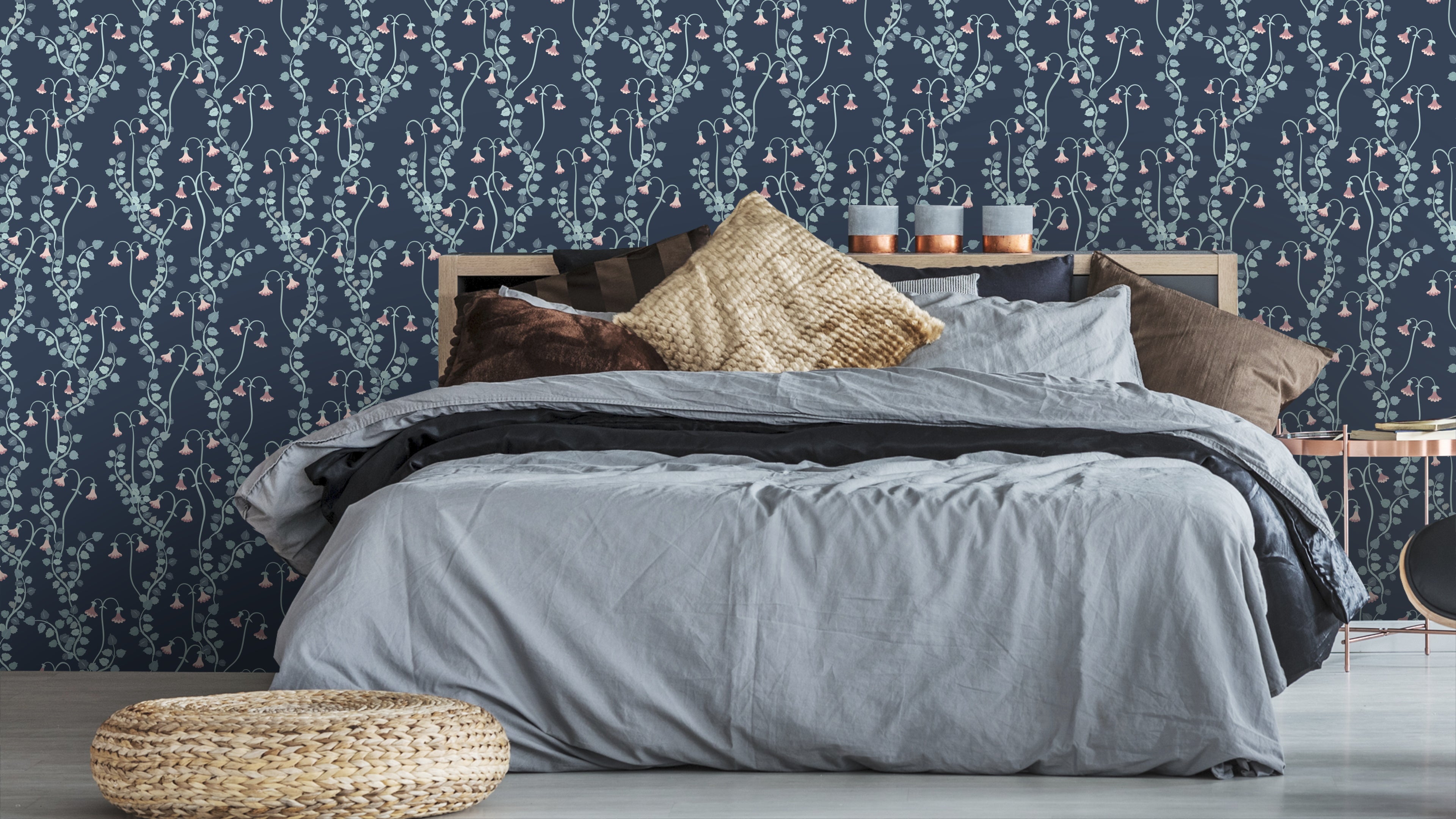 Linnea Borealis - Natt - Klassisk svensk blomstertapet i blå ton