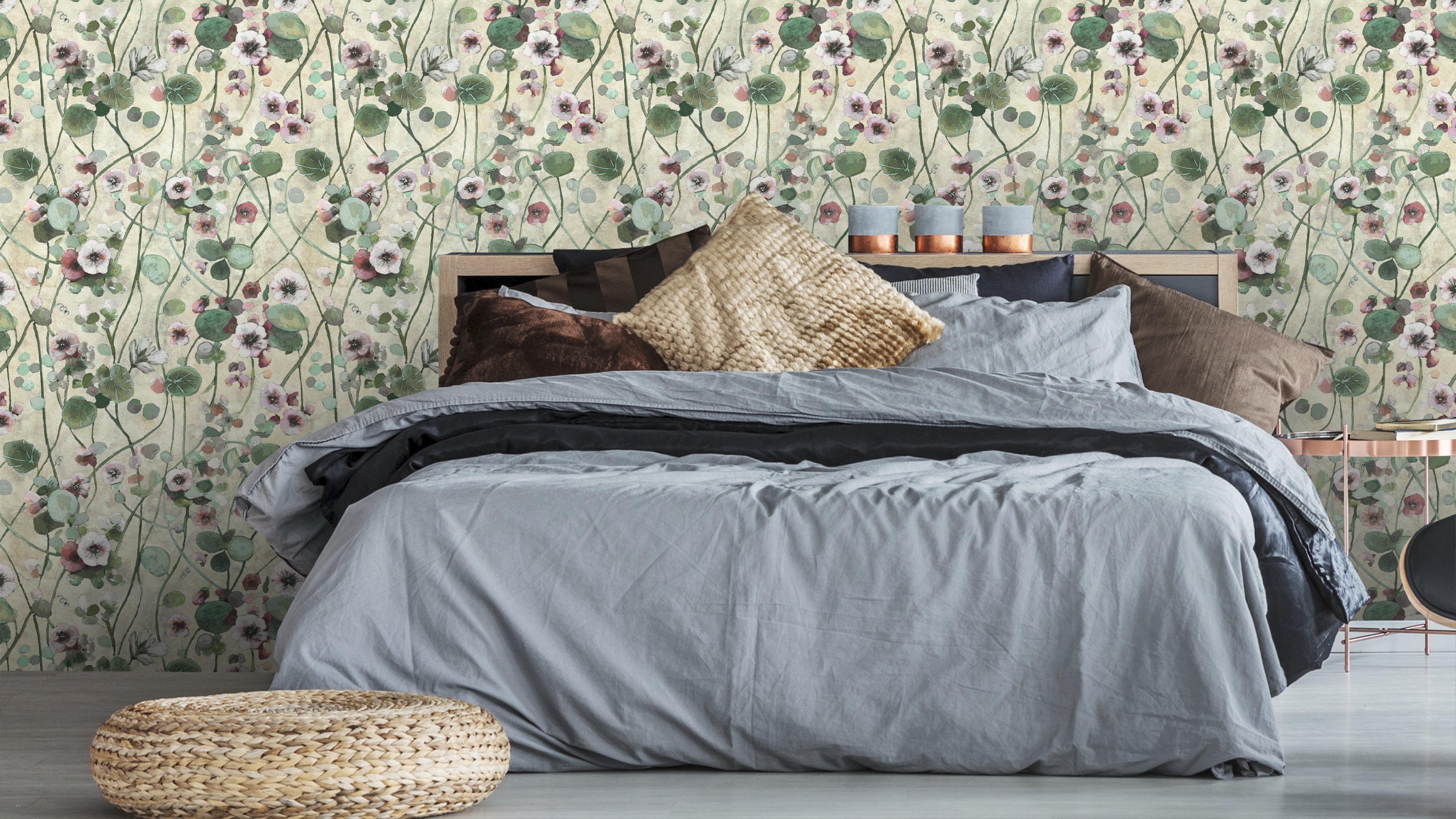 Krasse - Vit – Handmålad tapet med levande blommor på ljus bakgrund