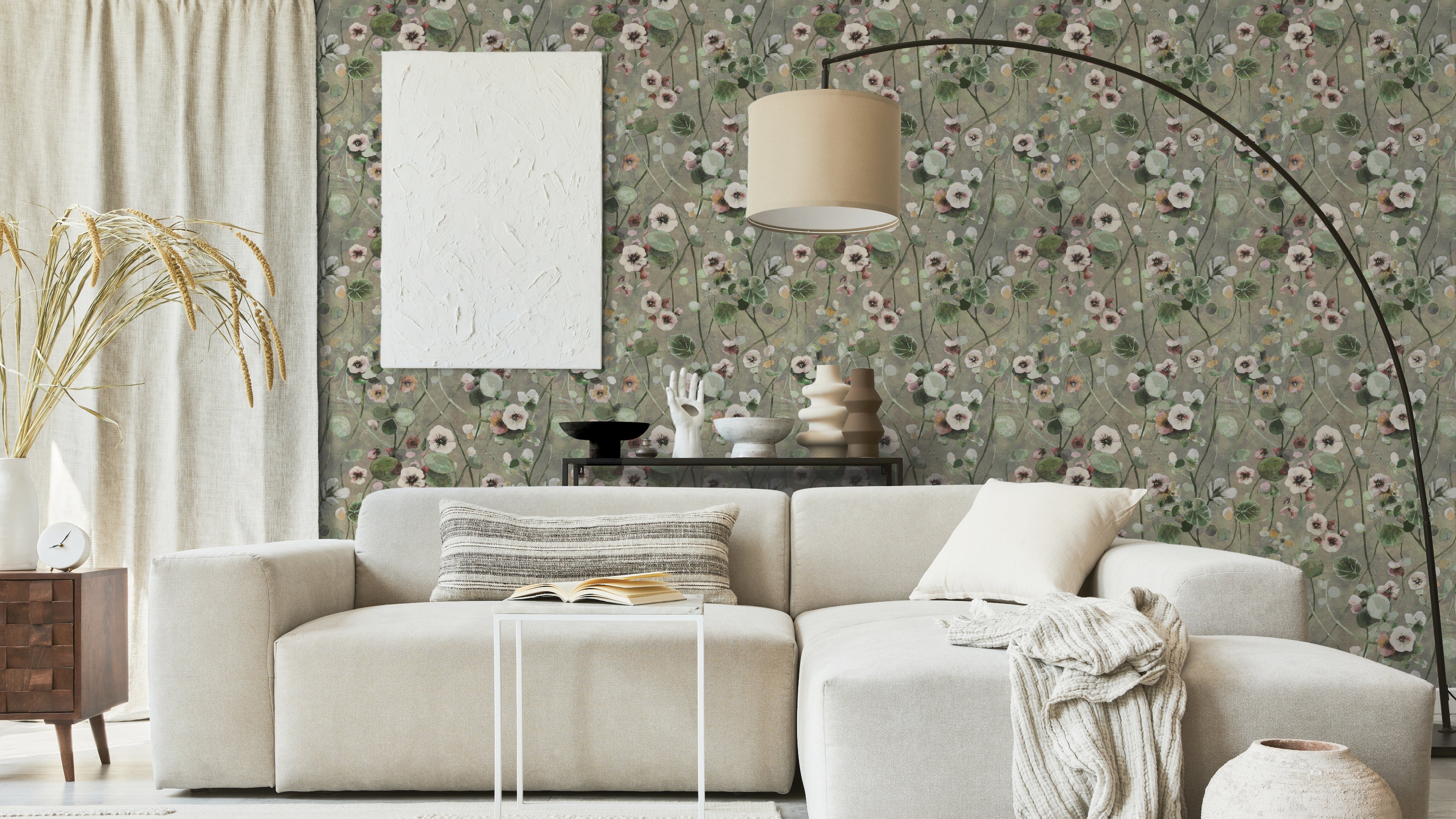 Reval Wallpaper Krasse - Greyish - Handmålad tapet med blommor i grå toner – högkvalitativ tapet för en personlig och harm...