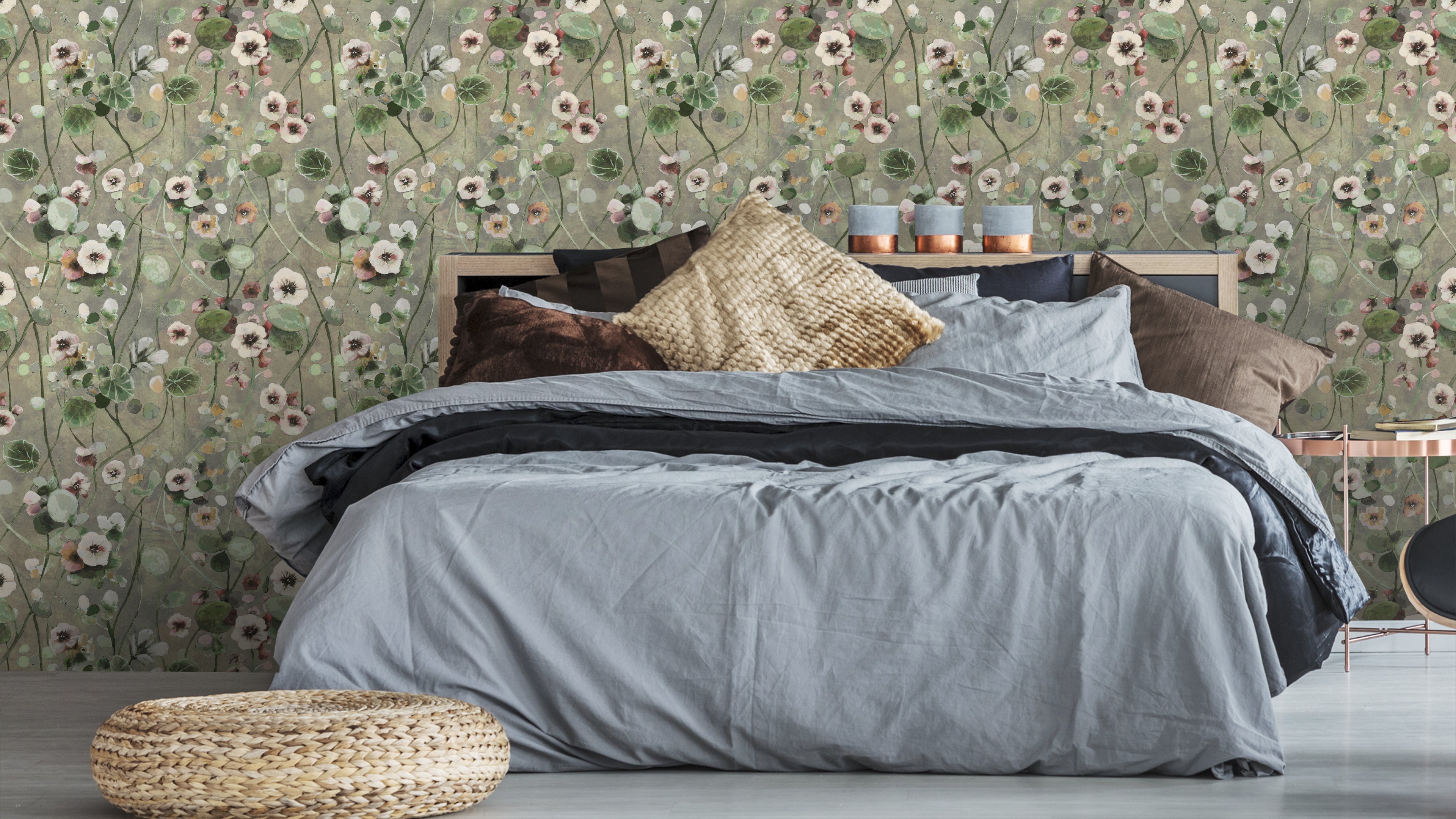 Reval Wallpaper Krasse - Greyish - Handmålad tapet med blommor i grå toner – högkvalitativ tapet för en personlig och harm...
