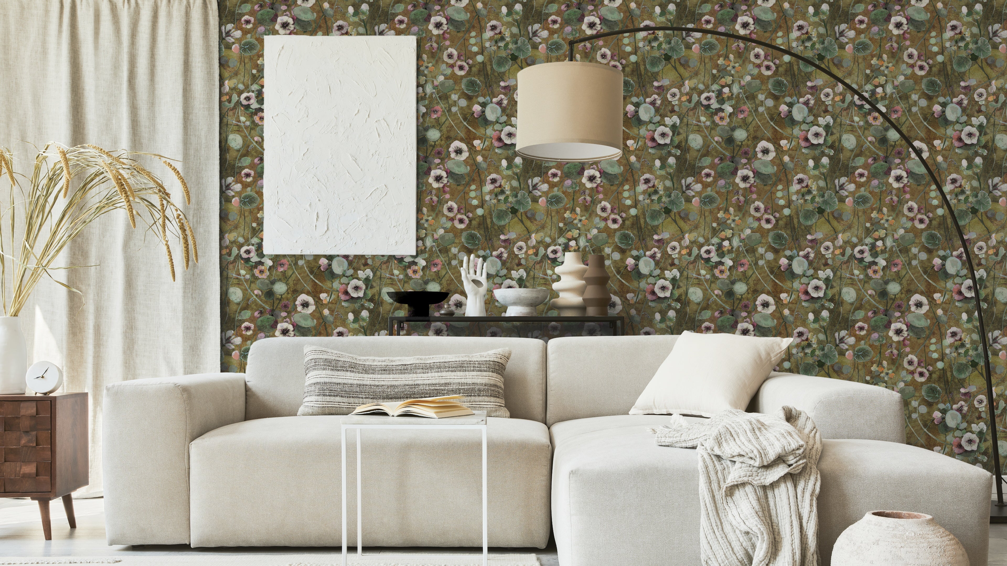 Reval Wallpaper Krasse - Ochre – Handmålad tapet med levande blommor i varma ockra toner – högkvalitativ tapet för en pers...
