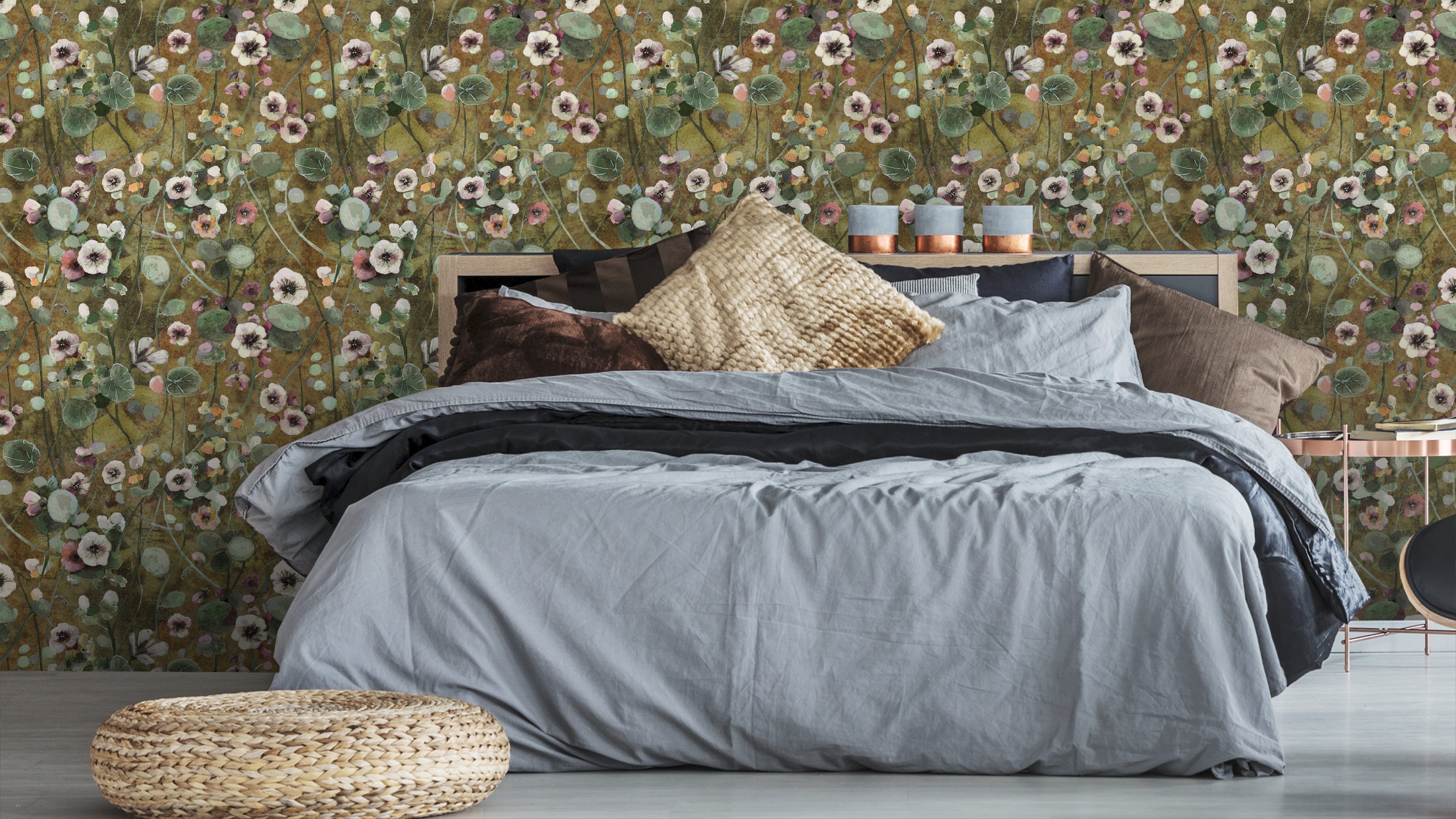 Krasse - Ochre – Handmålad tapet med levande blommor i varma ockra toner