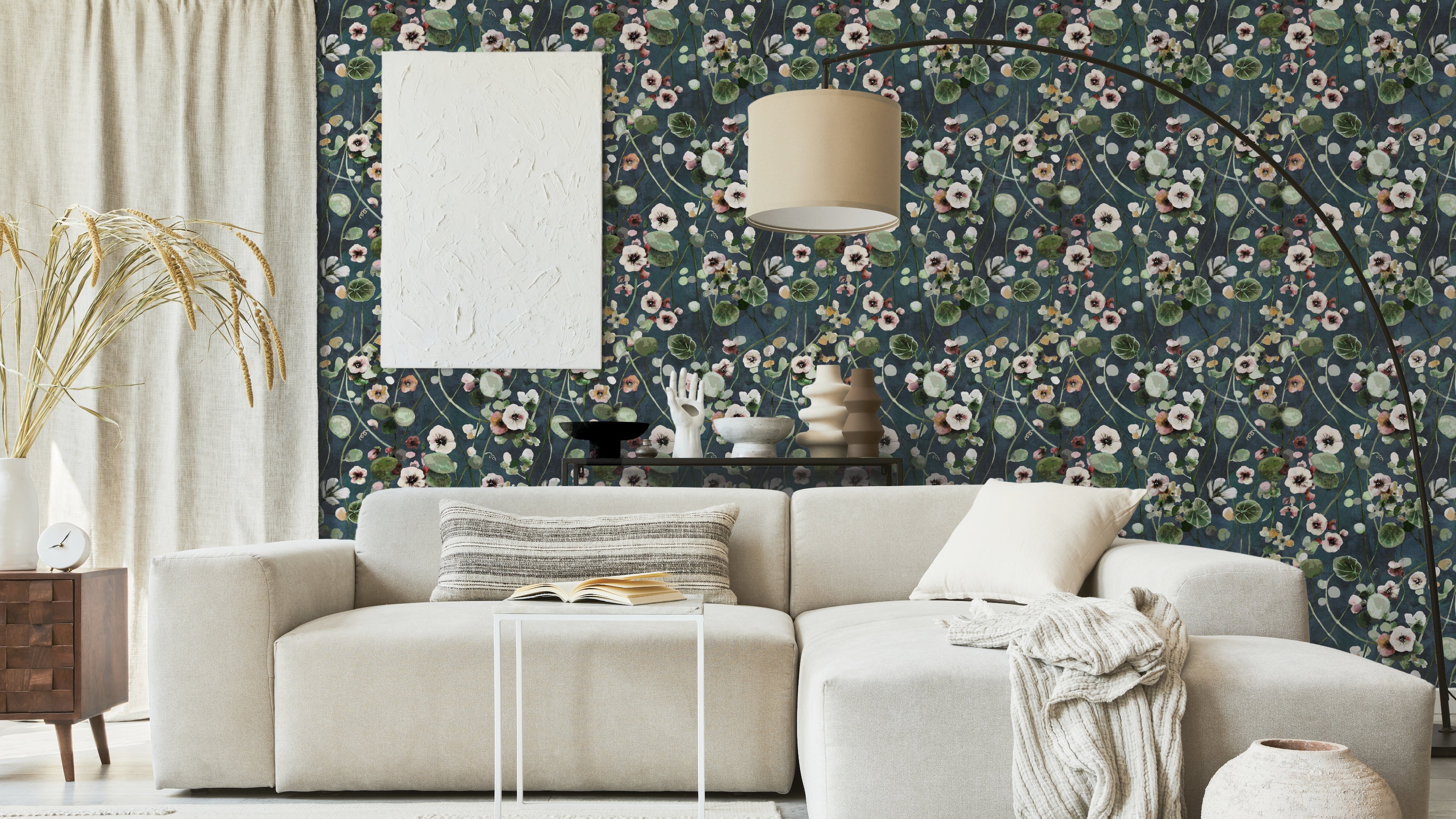 Reval Wallpaper Krasse - Midnight Blå - Handmålad tapet med blommor i djupa blå toner – högkvalitativ tapet för en personl...
