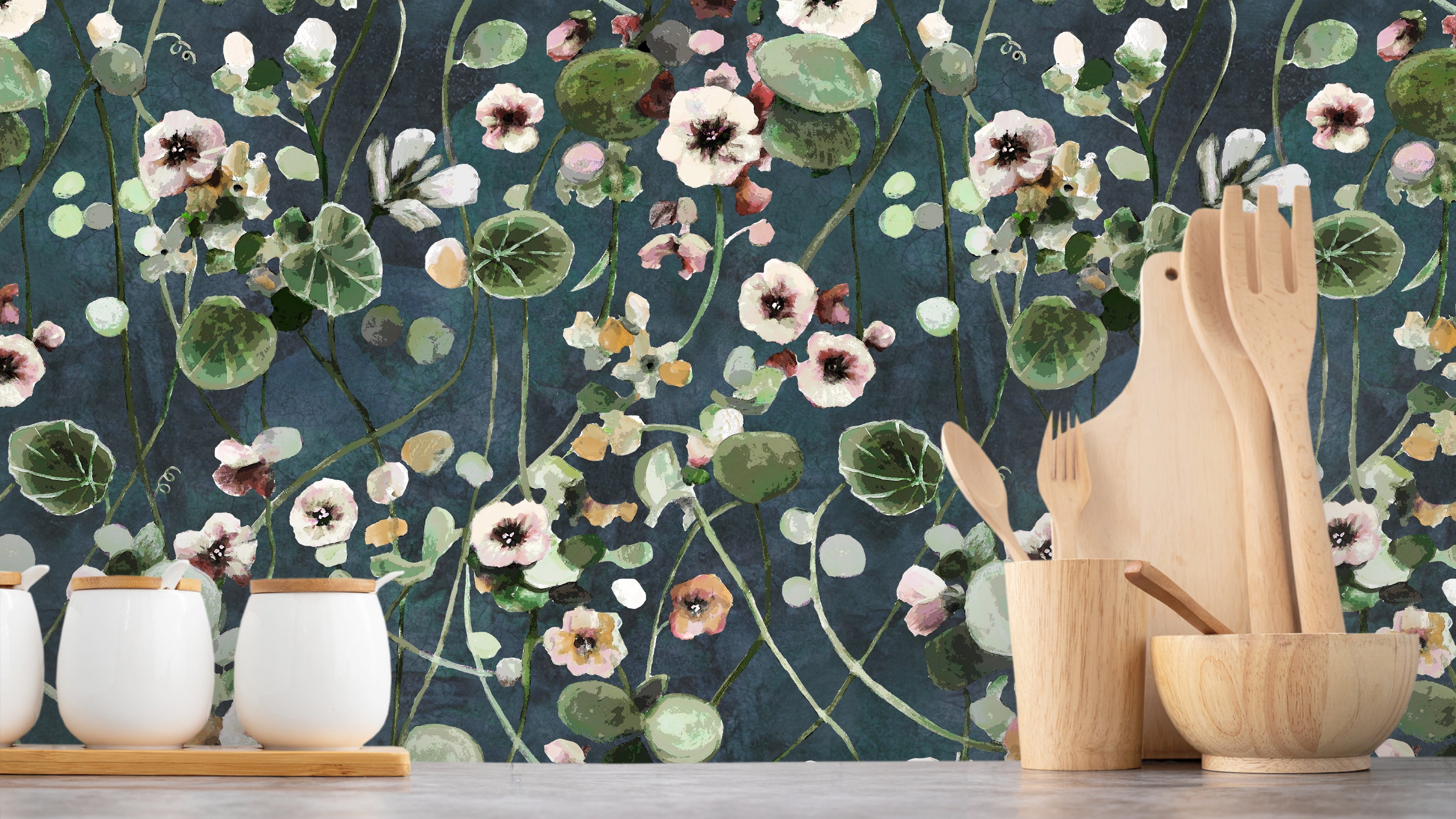 Reval Wallpaper Krasse - Midnight Blå - Handmålad tapet med blommor i djupa blå toner – högkvalitativ tapet för en personl...