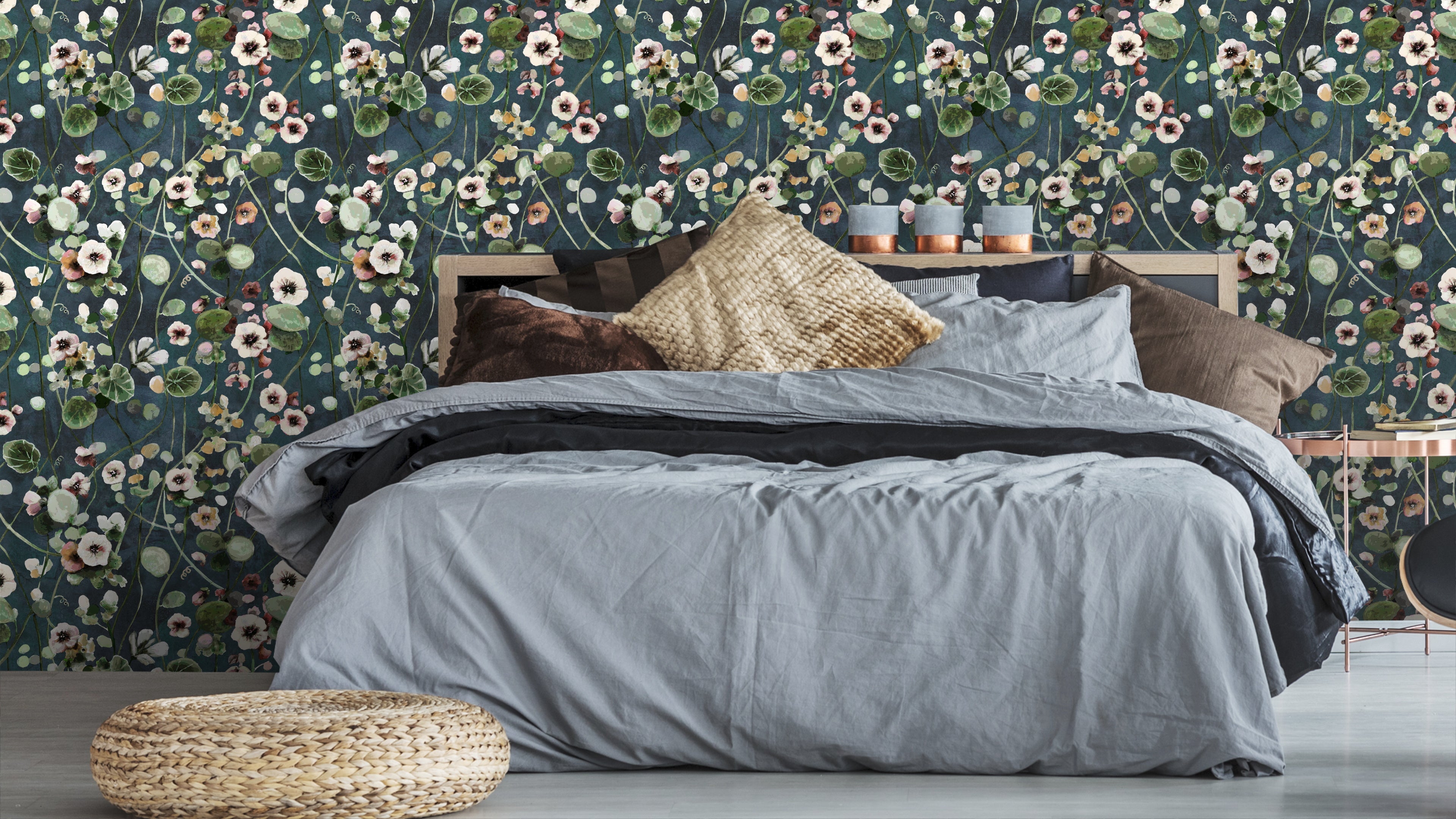 Reval Wallpaper Krasse - Midnight Blå - Handmålad tapet med blommor i djupa blå toner – högkvalitativ tapet för en personl...