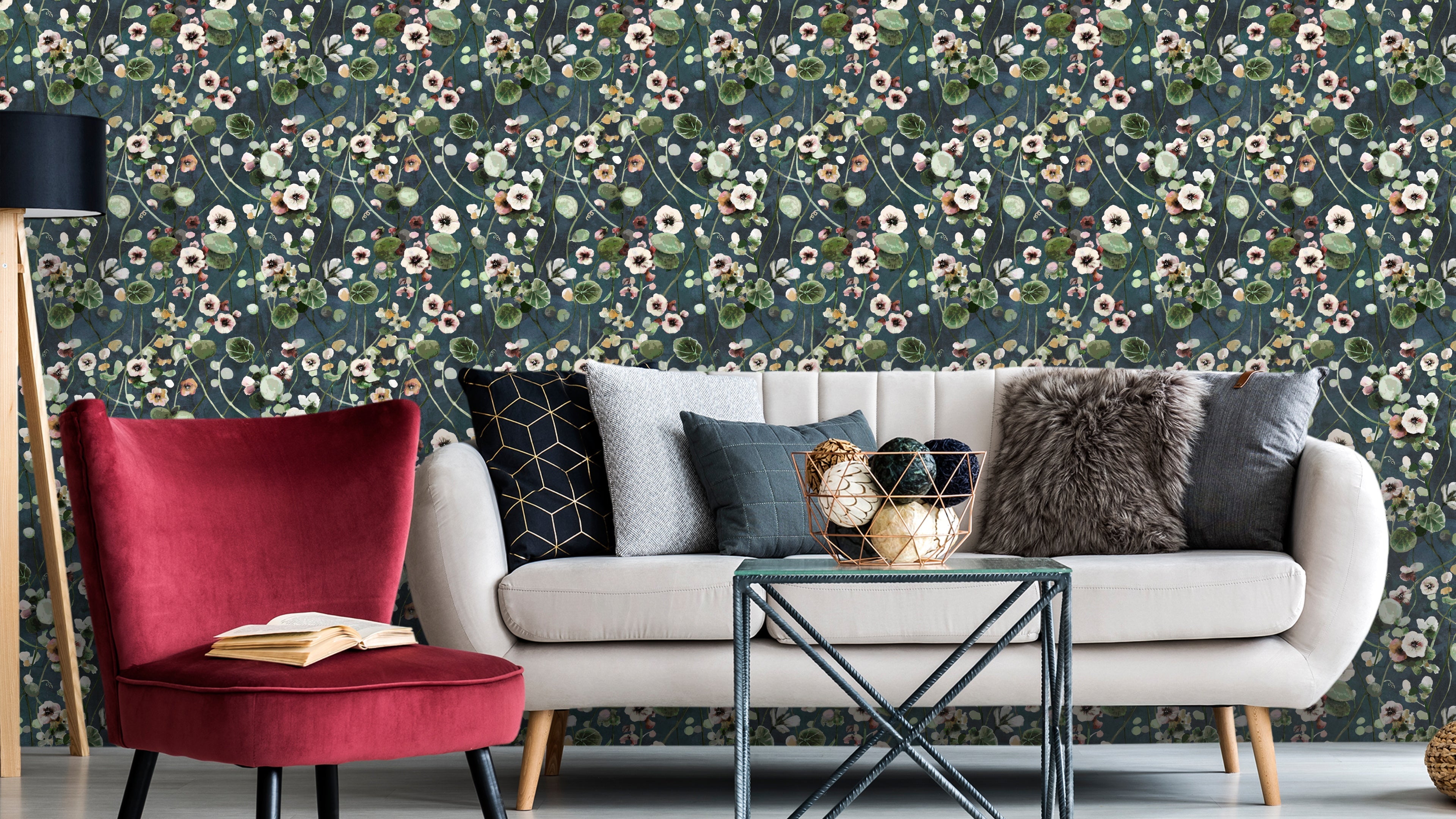 Krasse - Midnight Blå – Handmålad tapet med levande blommor i djupa blå toner