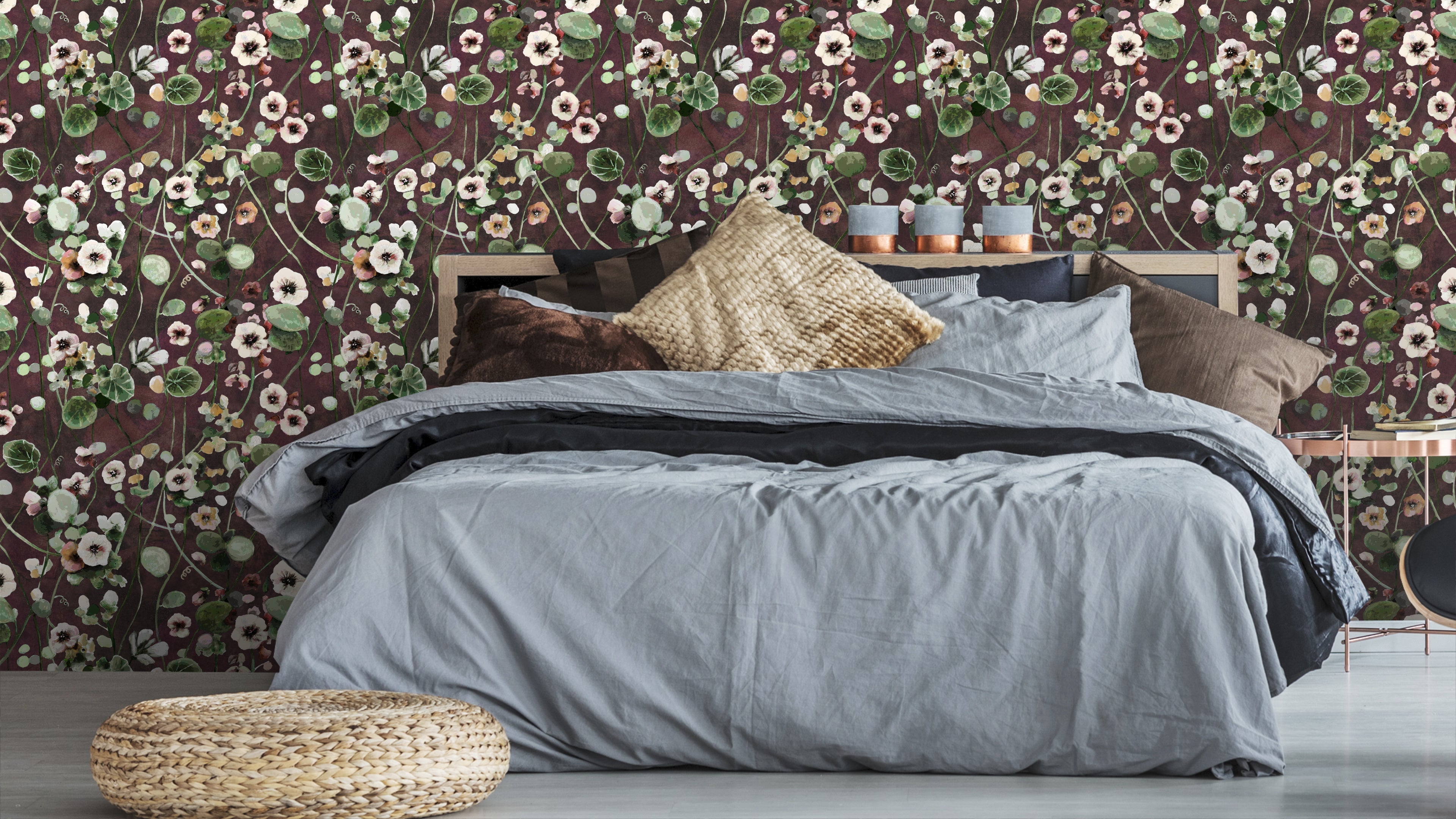 Krasse - Vine – Handmålad tapet med levande blommor i röda toner