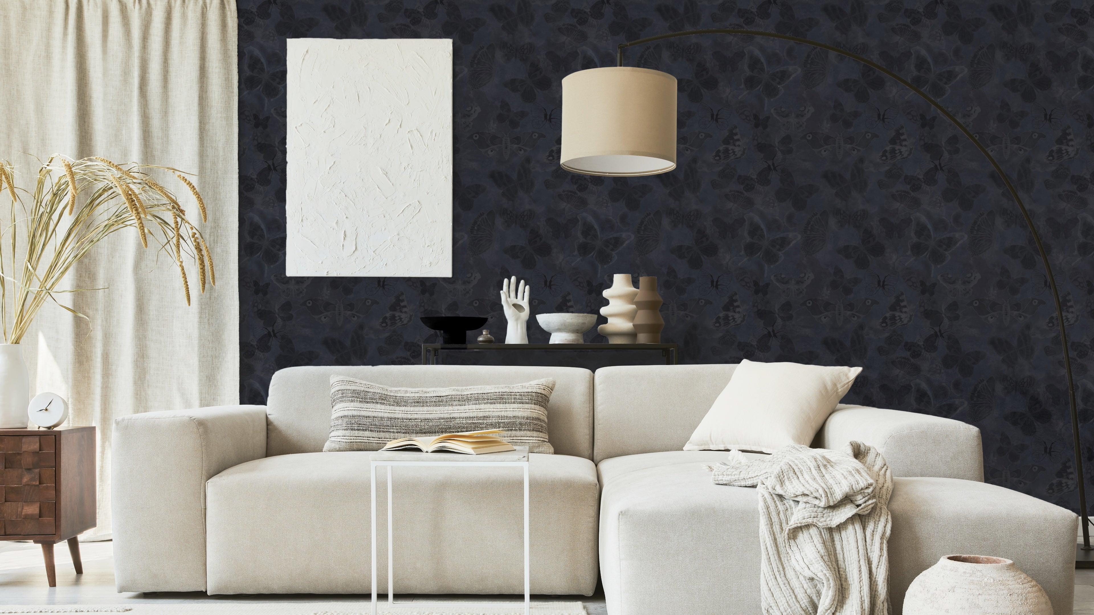 Mariposa - Charcoal - tapet med fjärilar mot mörk bakgrund