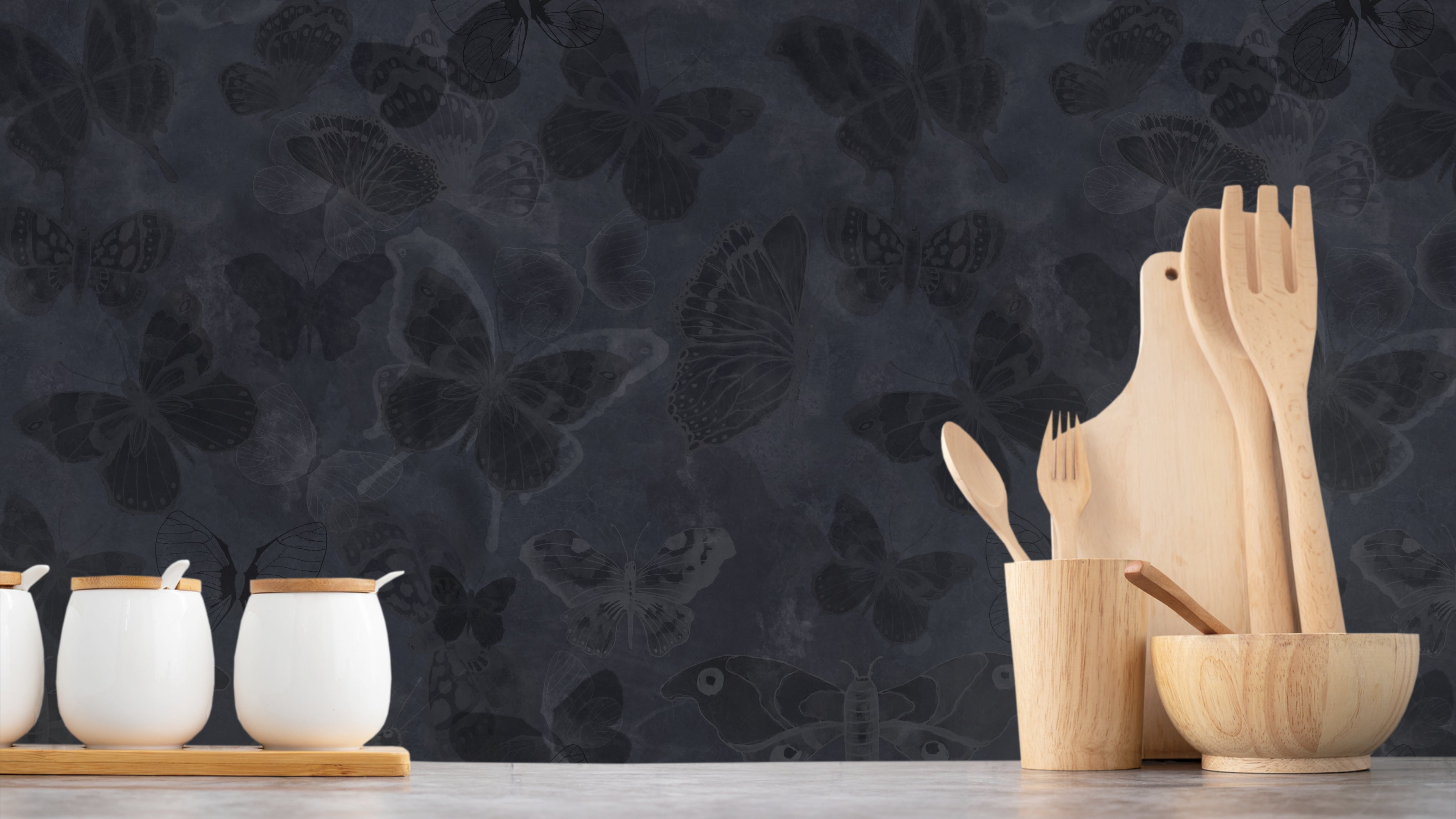 Mariposa - Charcoal - tapet med fjärilar mot mörk bakgrund