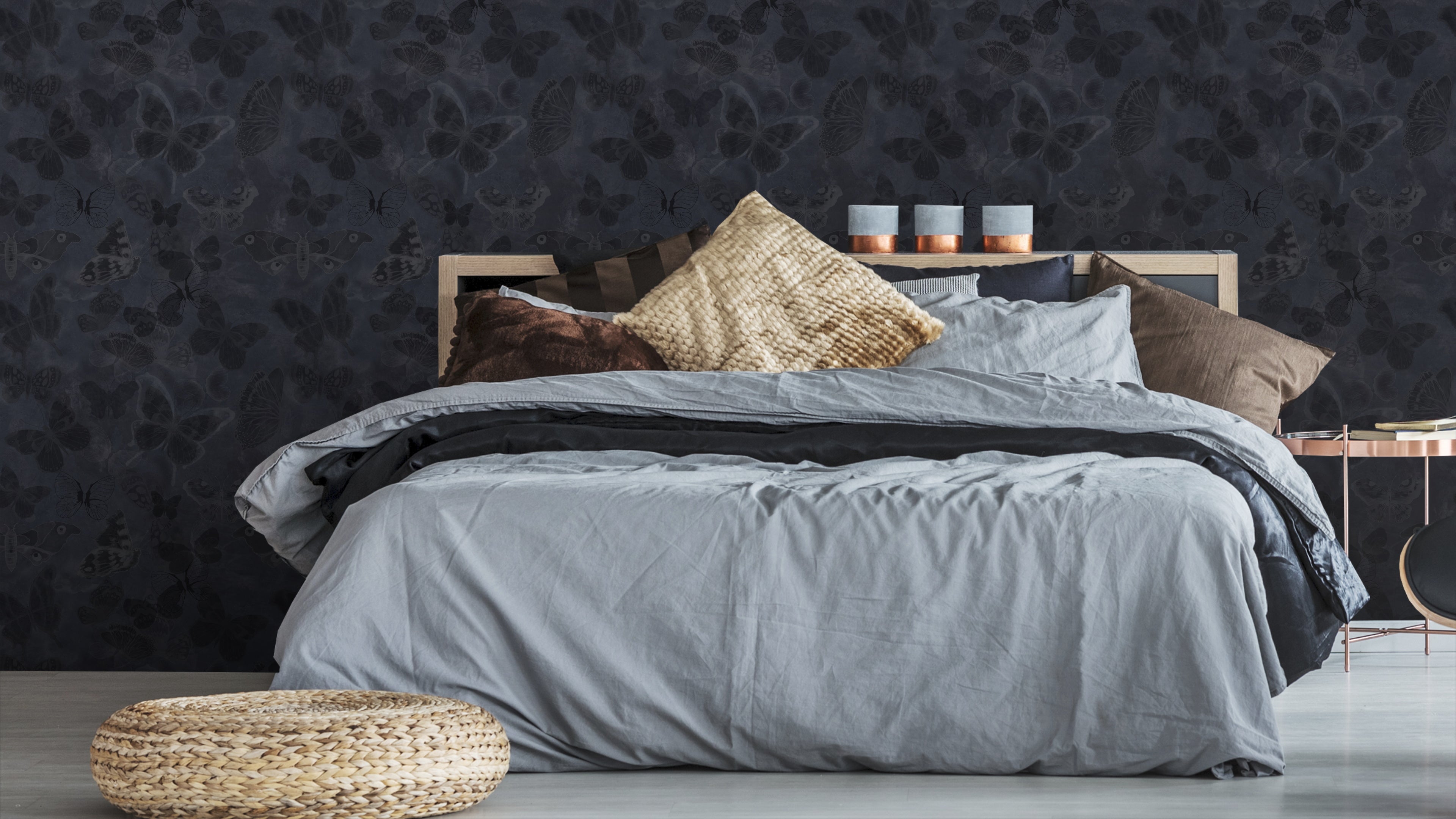 Mariposa - Charcoal - tapet med fjärilar mot mörk bakgrund