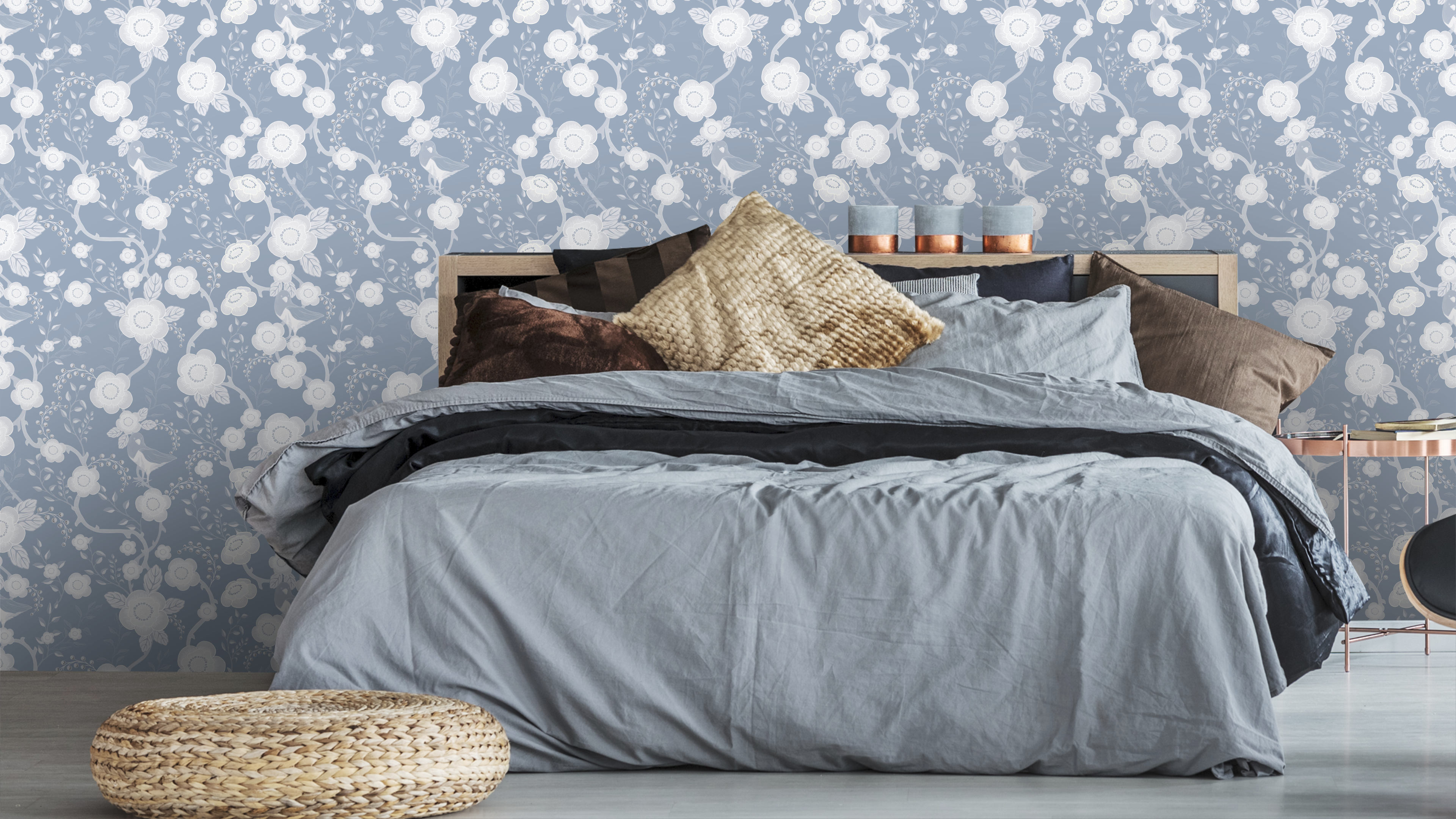 Reval Wallpaper Epiphany - Bly - Romantisk tapet med fåglar och blommor – högkvalitativ tapet för en personlig och harmoni...