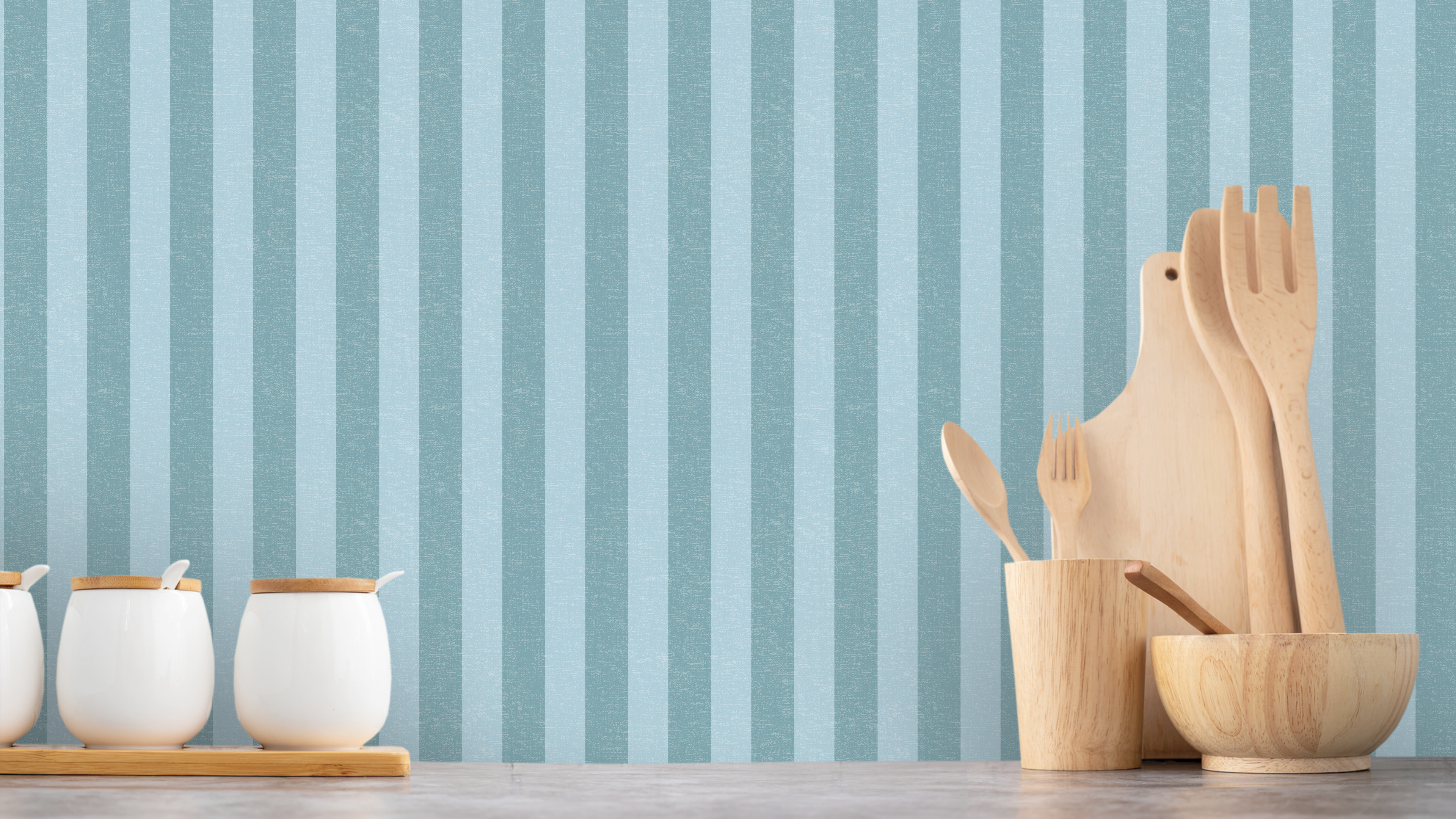 Reval Wallpaper Umbrella Stripe - Ocean - Lekfull randig tapet i blå pastellfärger för barnrummet – högkvalitativ tapet fö...