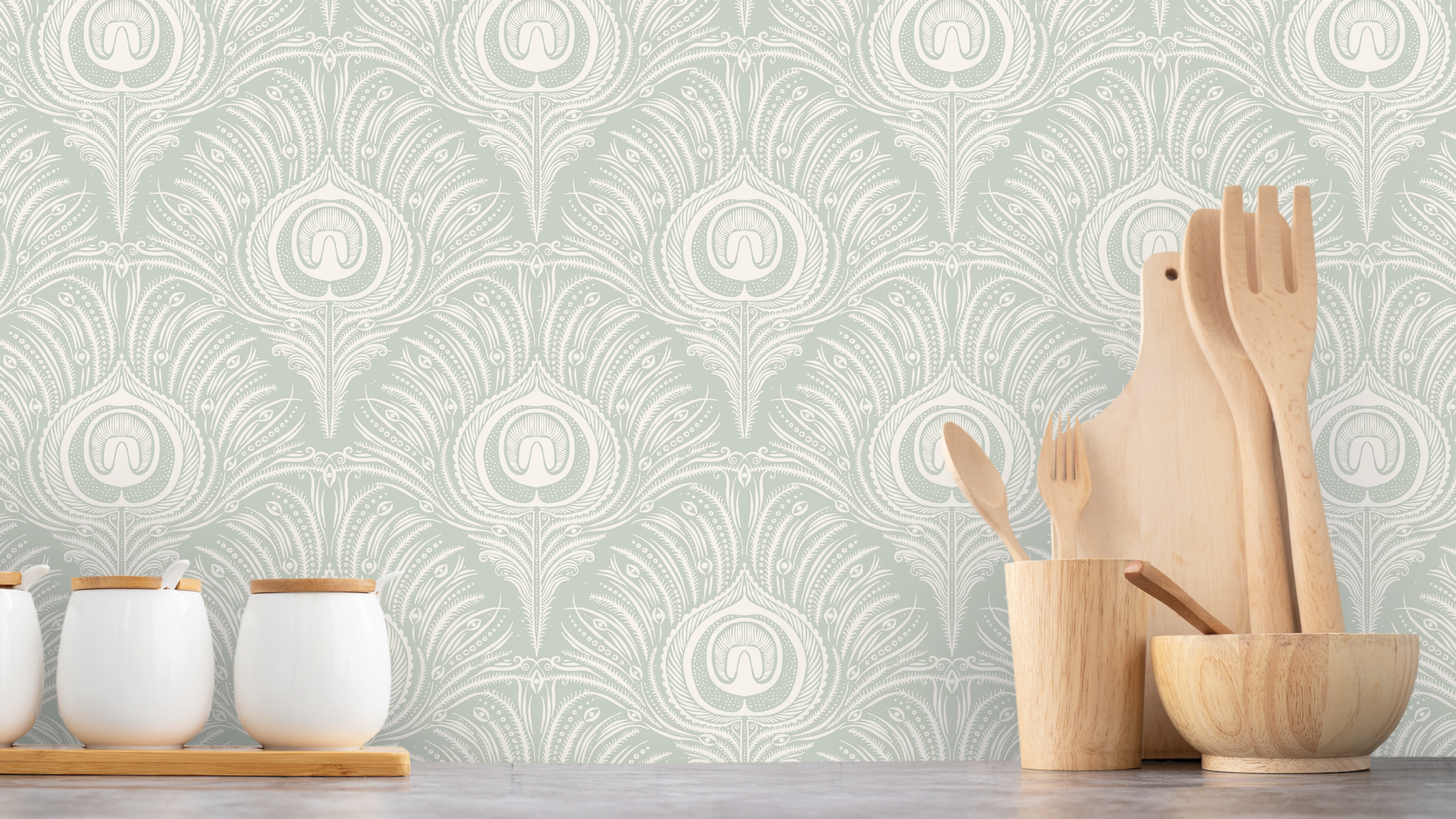 Peacock Plume Damask - Sage Green - Lugn grön tapet med påfågelsfjädermönster