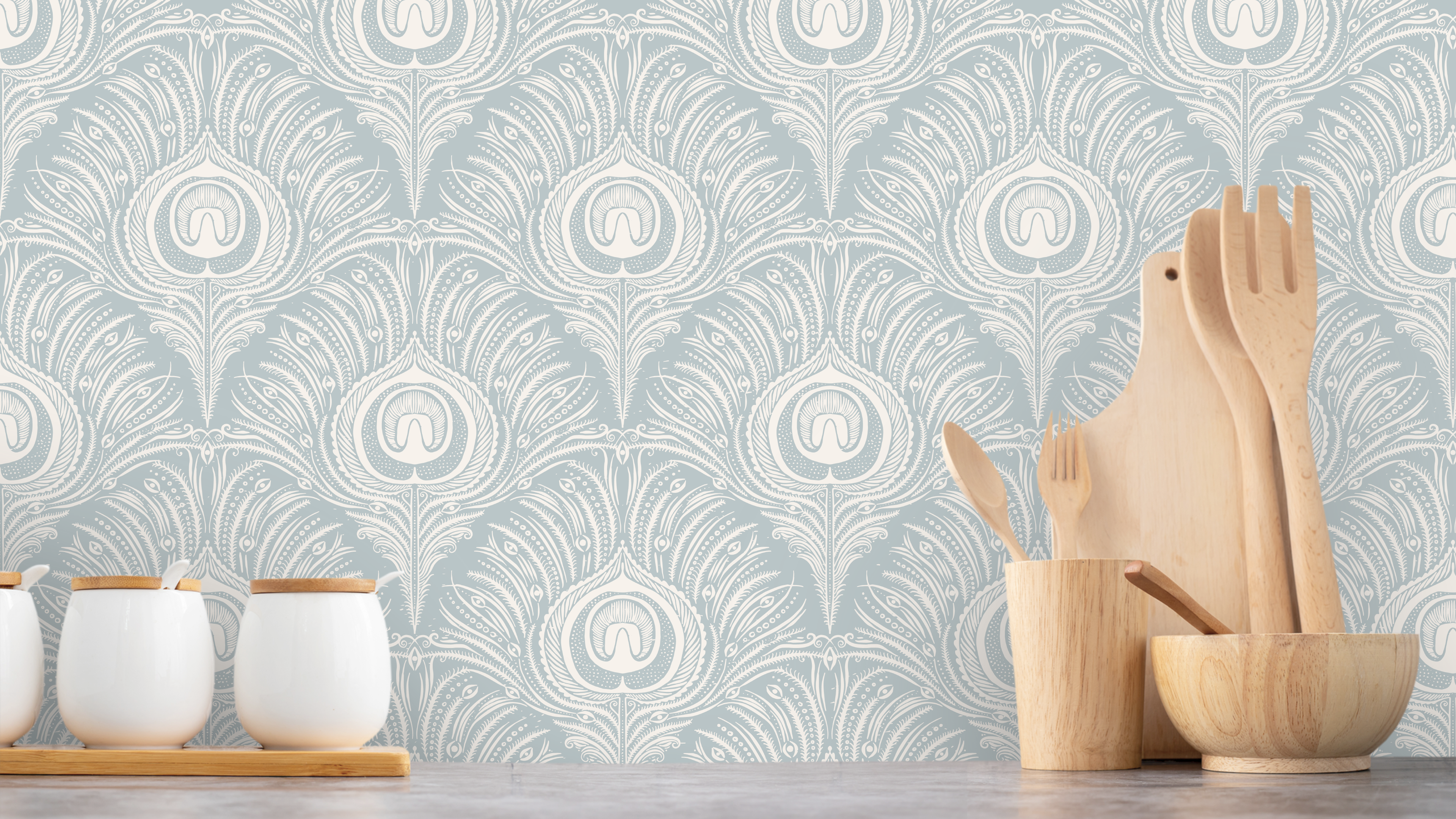 Peacock Plume Damask-Indigo Light - Elegant blå tapet med påfågelsfjädermönster