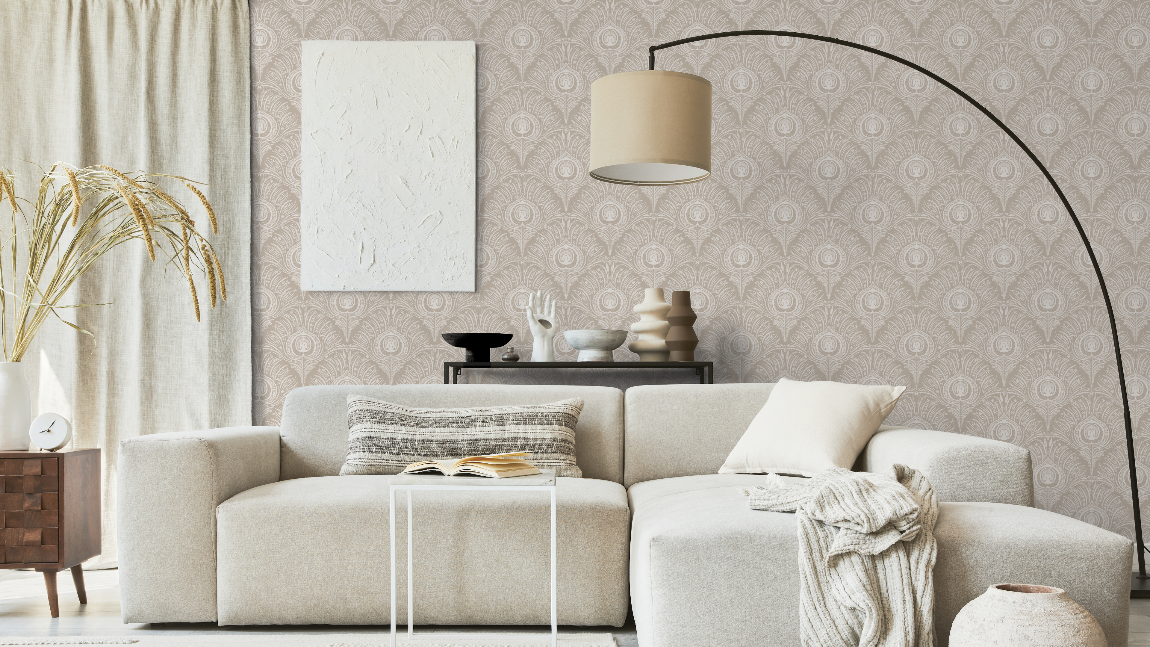 Peacock Plume Damask - Blush Beige – Klassisk tapet med elegant påfågelmotiv