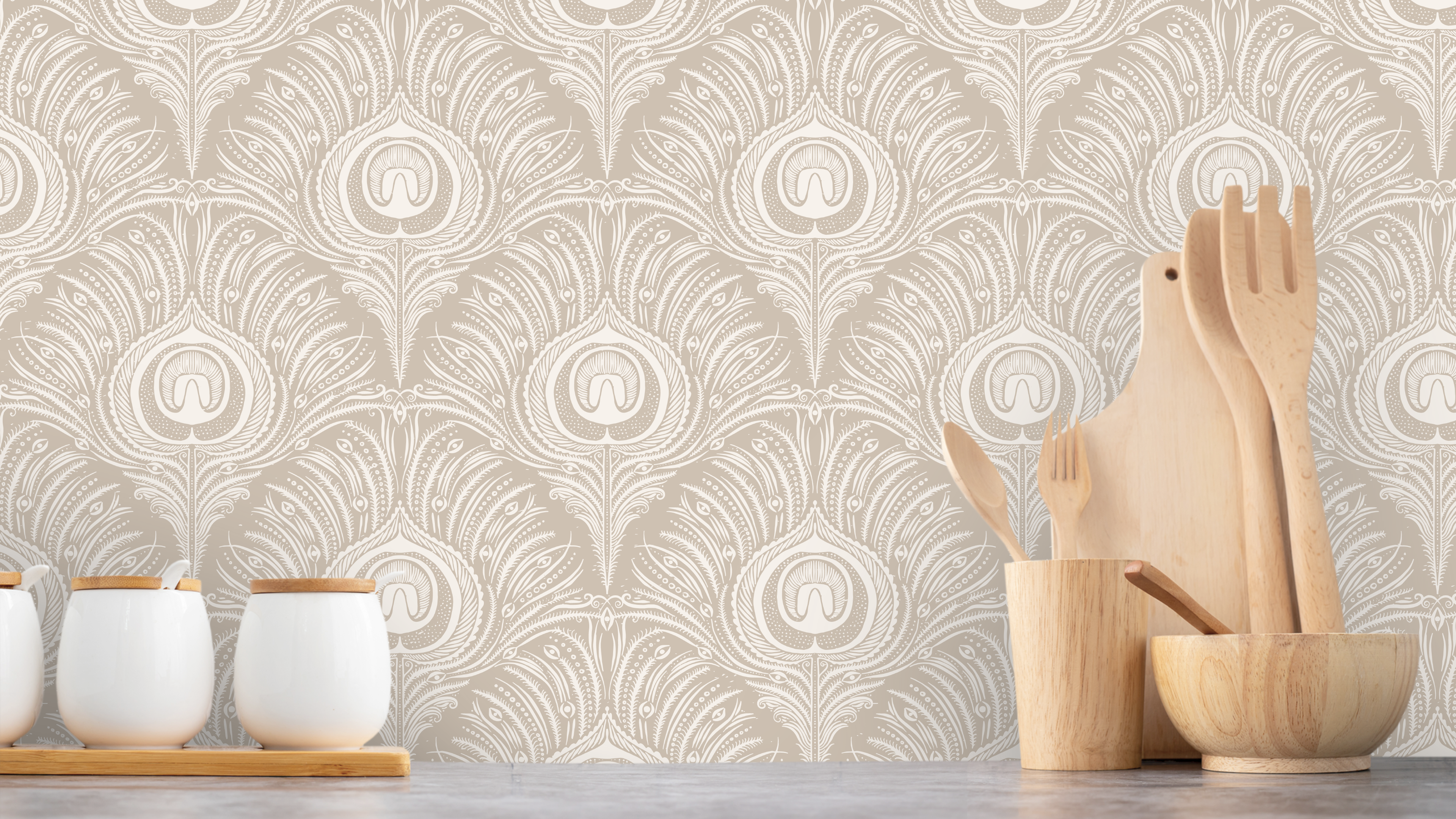 Peacock Plume Damask - Blush Beige – Klassisk tapet med elegant påfågelmotiv