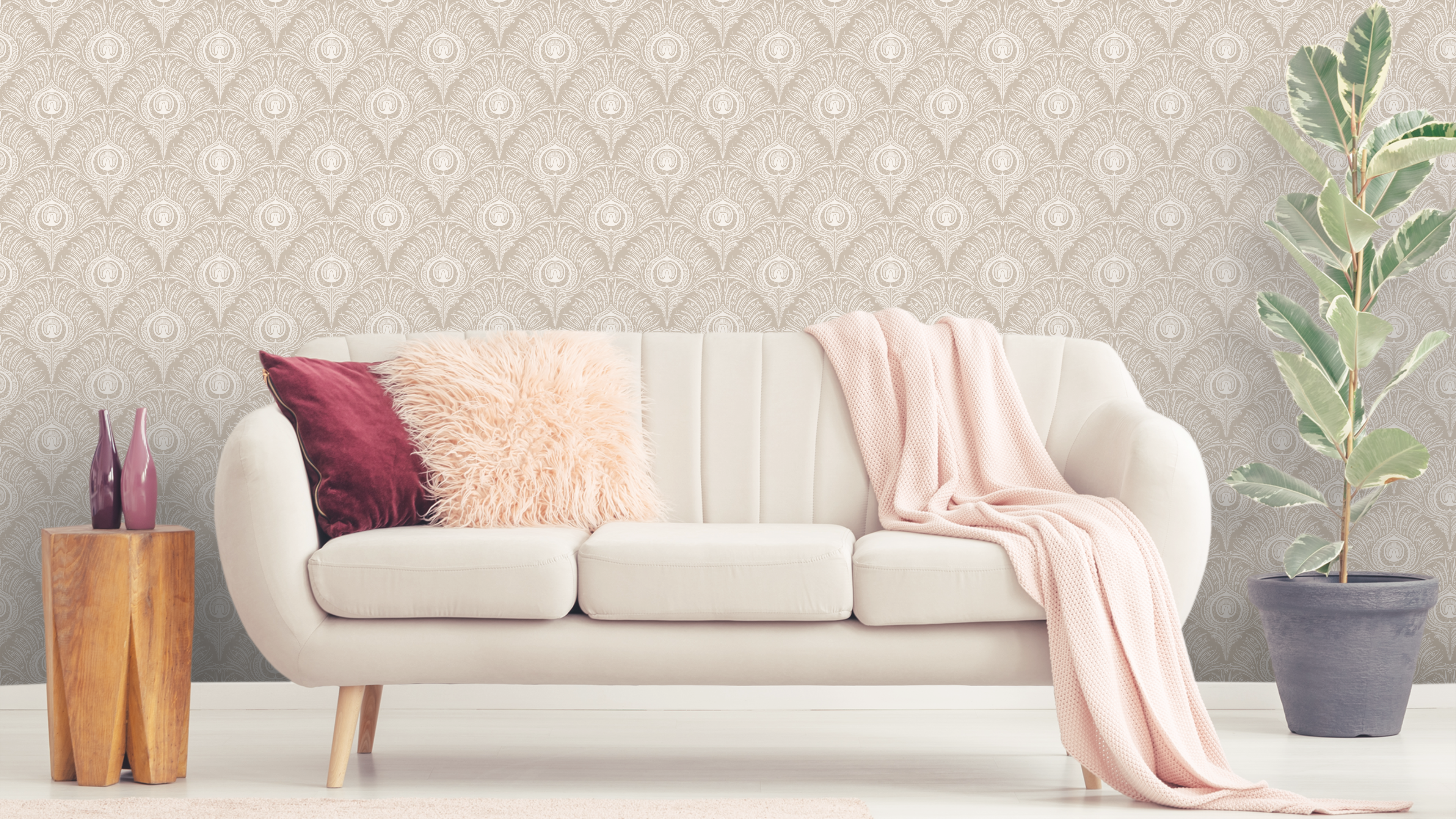 Peacock Plume Damask - Blush Beige – Klassisk tapet med elegant påfågelmotiv