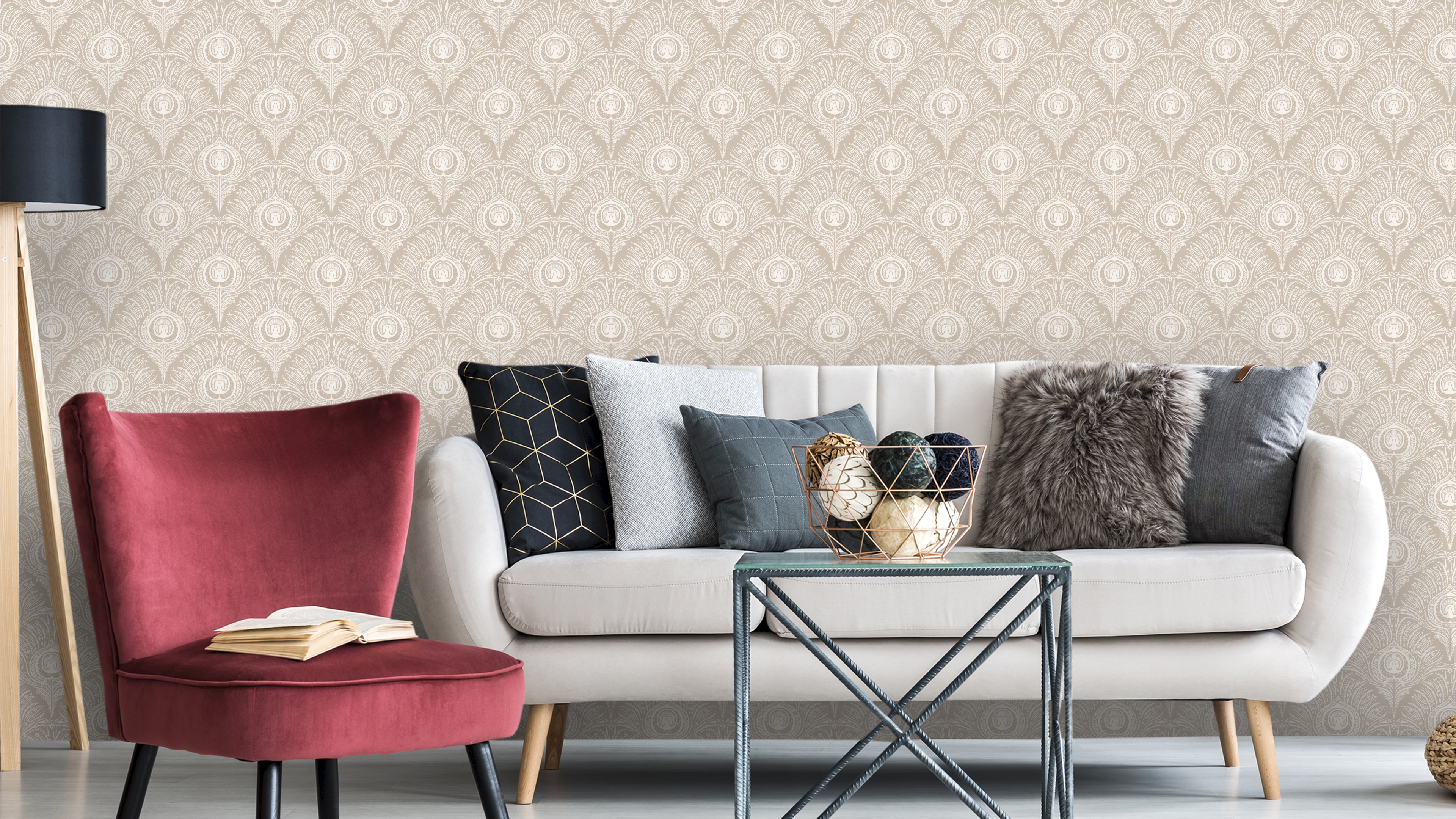 Peacock Plume Damask - Blush Beige – Klassisk tapet med elegant påfågelmotiv