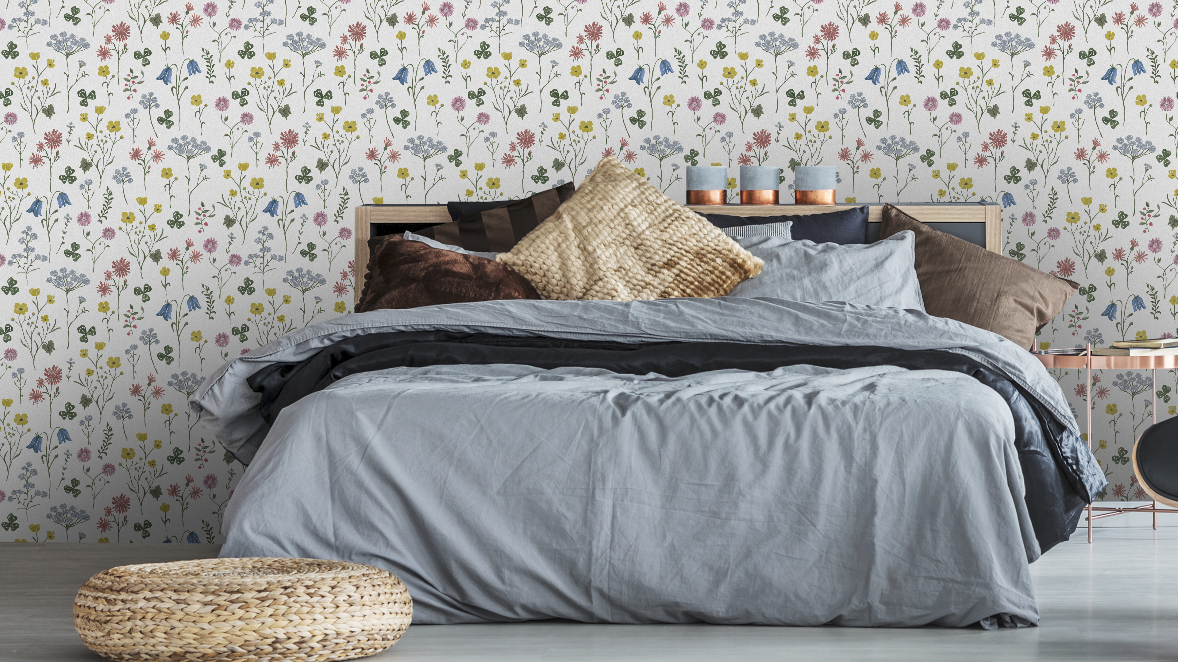 Sommaräng - Gryning – Naturlig tapet med vilda blommor och växter i färgstark design