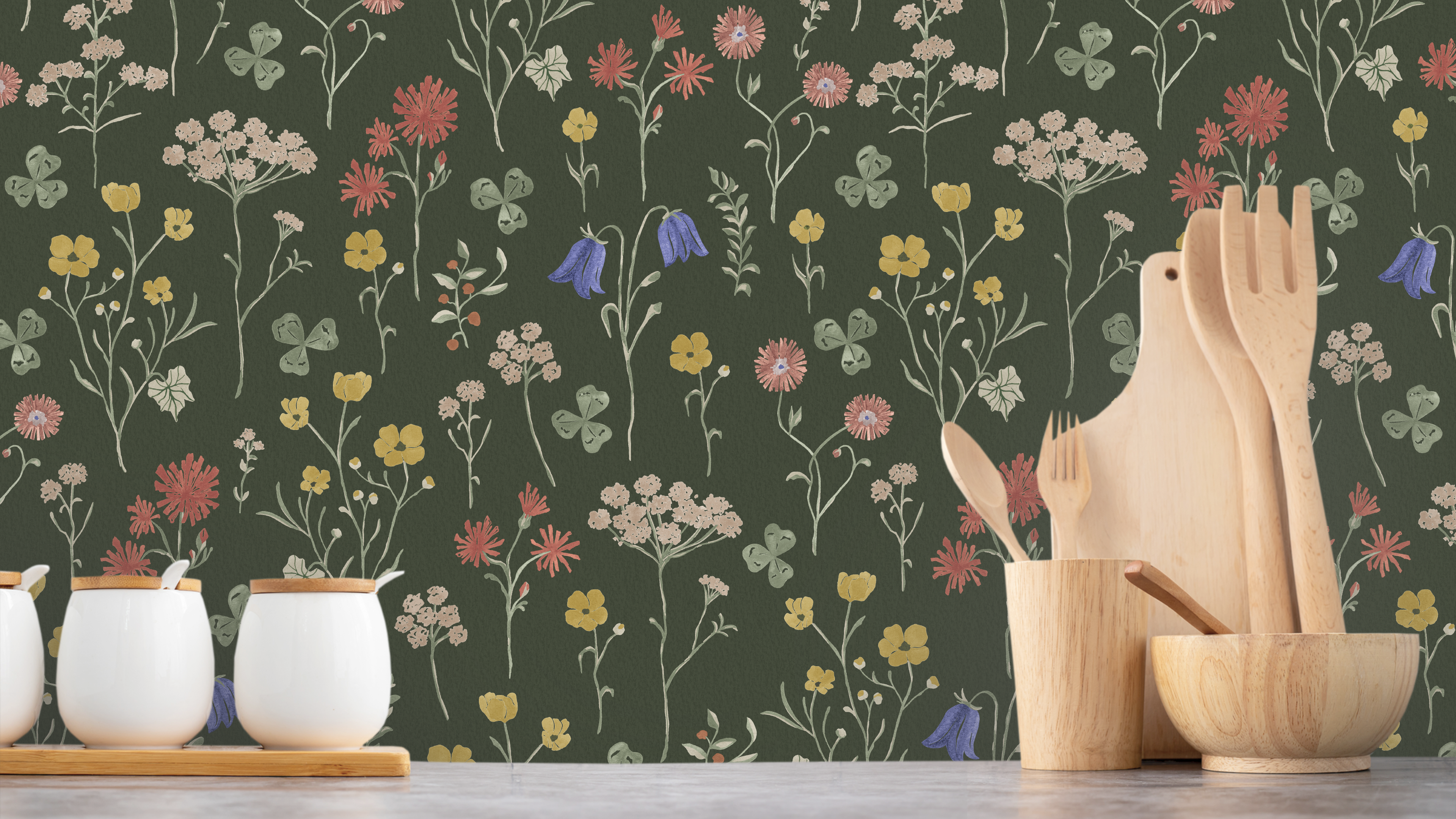 Sommaräng - Mossgrön – Naturlig tapet med vilda blommor i djupa gröna toner