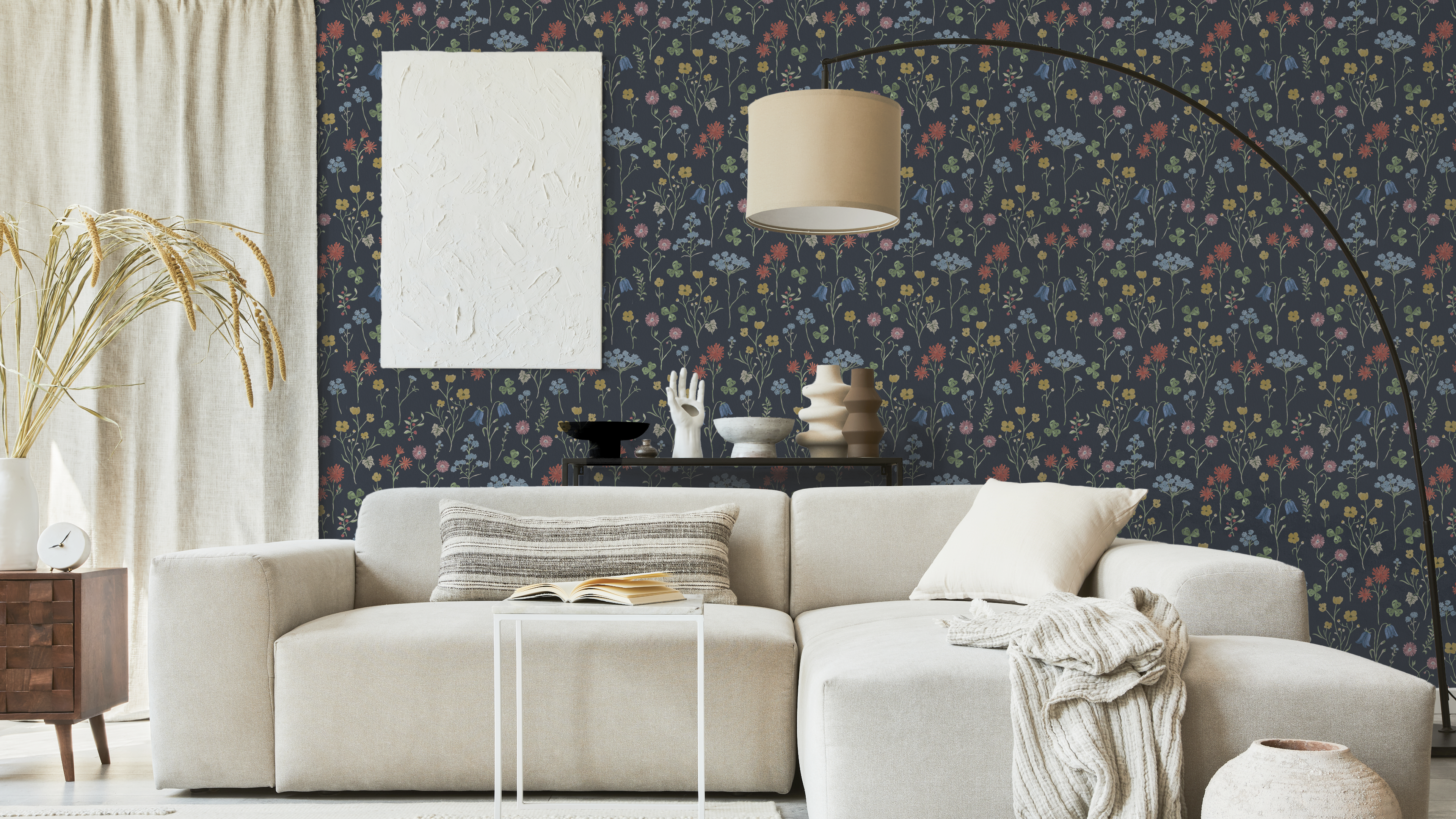 Sommaräng - Midnattsblå – Elegant tapet med vilda blommor i djupa blå toner