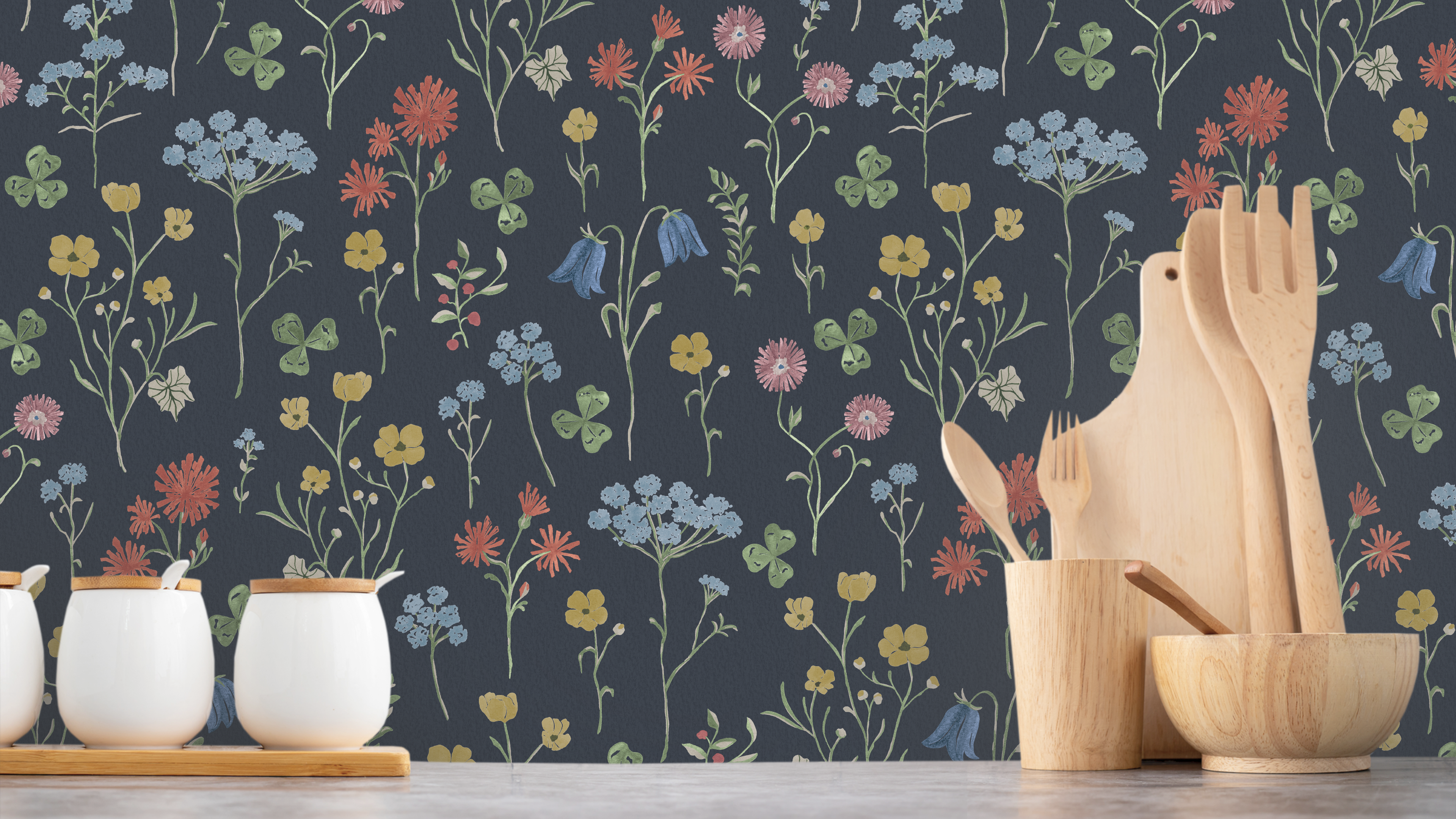 Sommaräng - Midnattsblå – Elegant tapet med vilda blommor i djupa blå toner