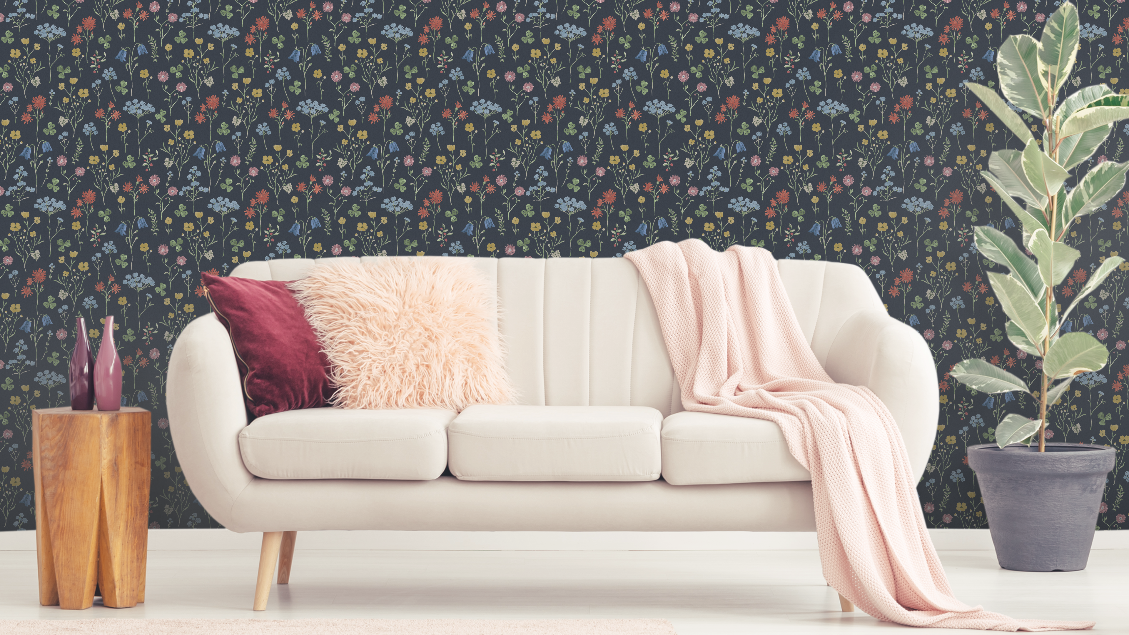 Sommaräng - Midnattsblå – Elegant tapet med vilda blommor i djupa blå toner