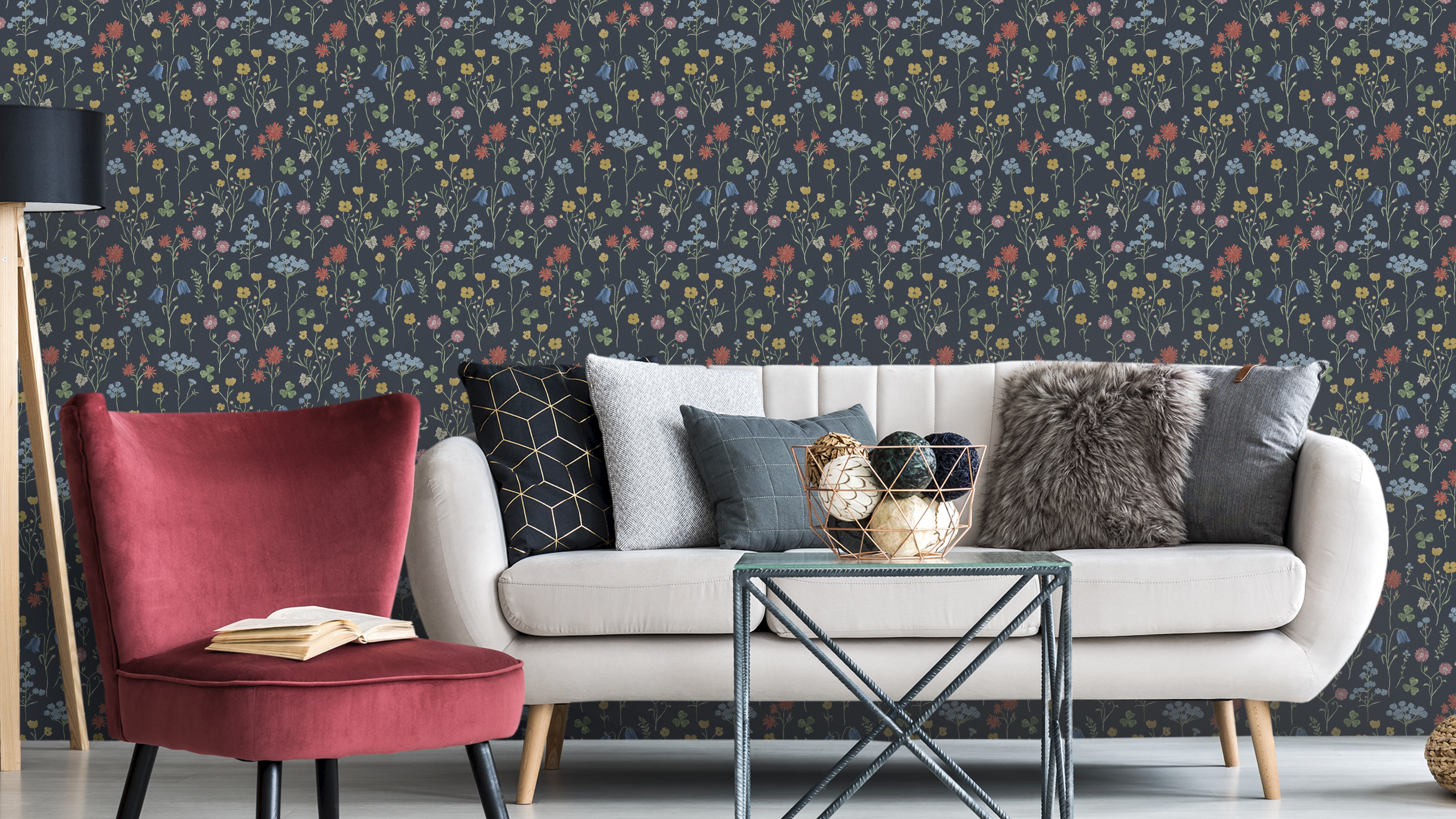 Sommaräng - Midnattsblå – Elegant tapet med vilda blommor i djupa blå toner