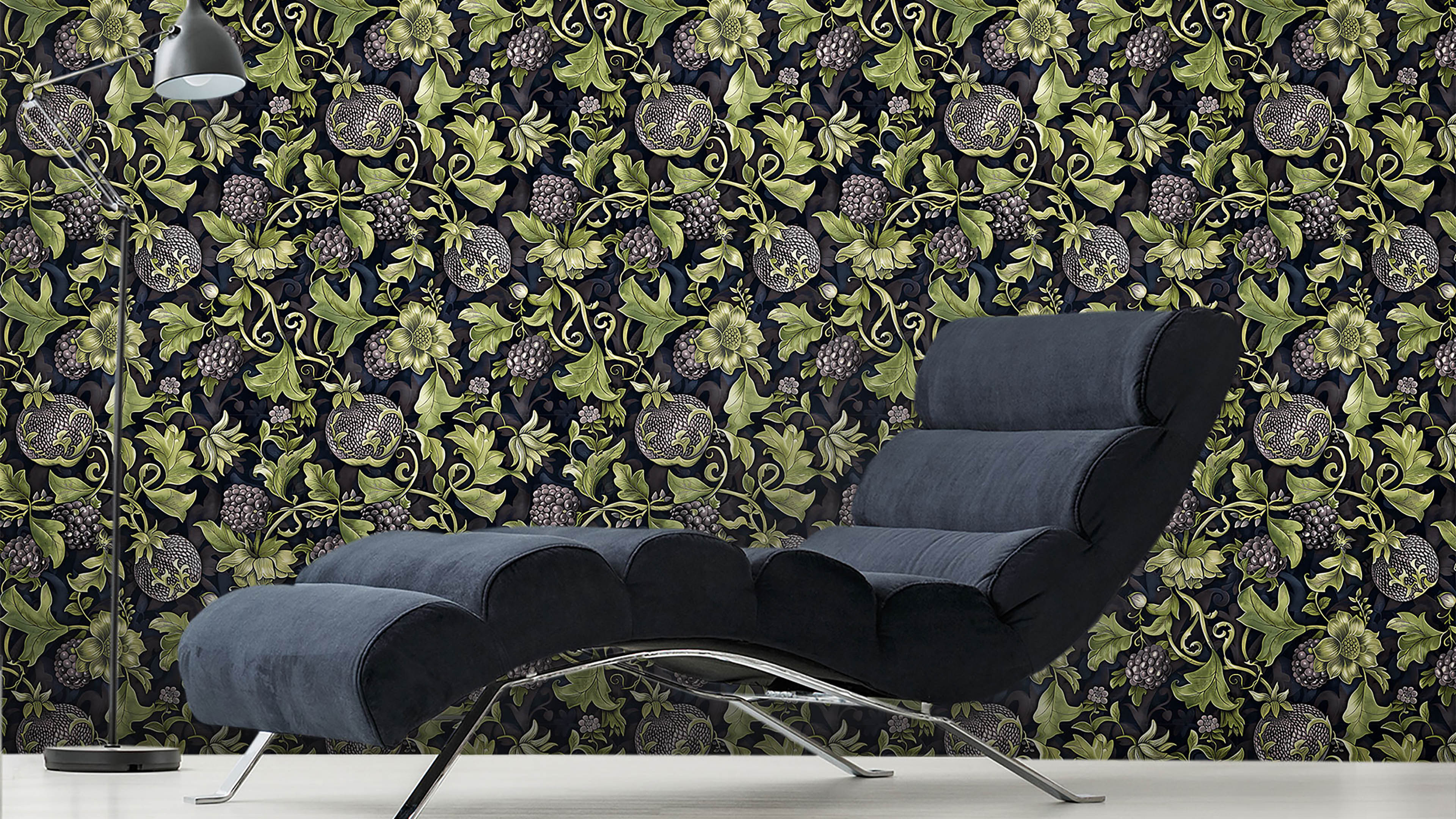 Castle Fruits - Blå - Elegant tapet med djupblå frukter mot mörk bakgrund