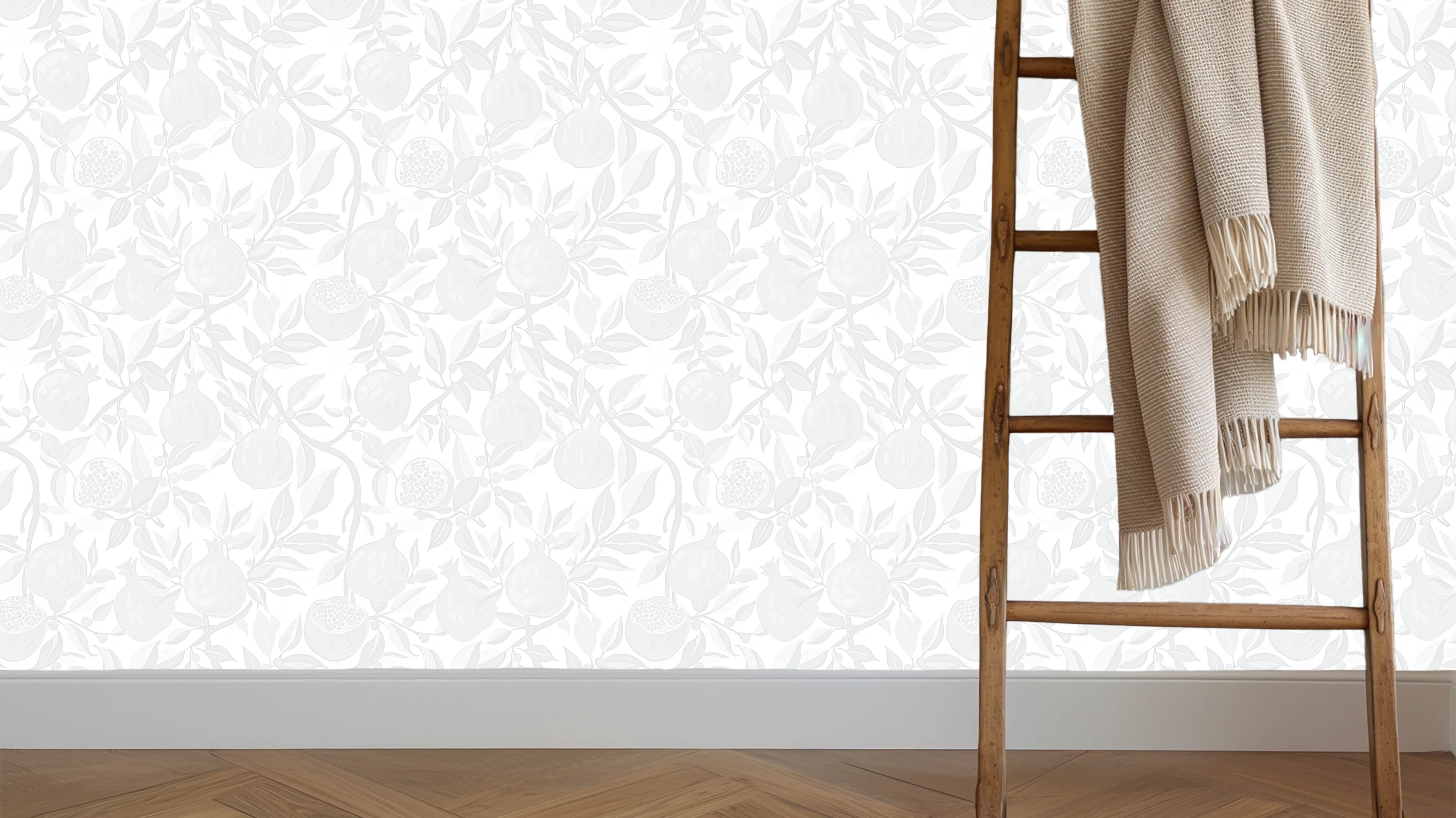Reval Wallpaper Pomegranate Delight - Grå - Tapet med granatäpplen i grått – högkvalitativ tapet för en personlig och harm...