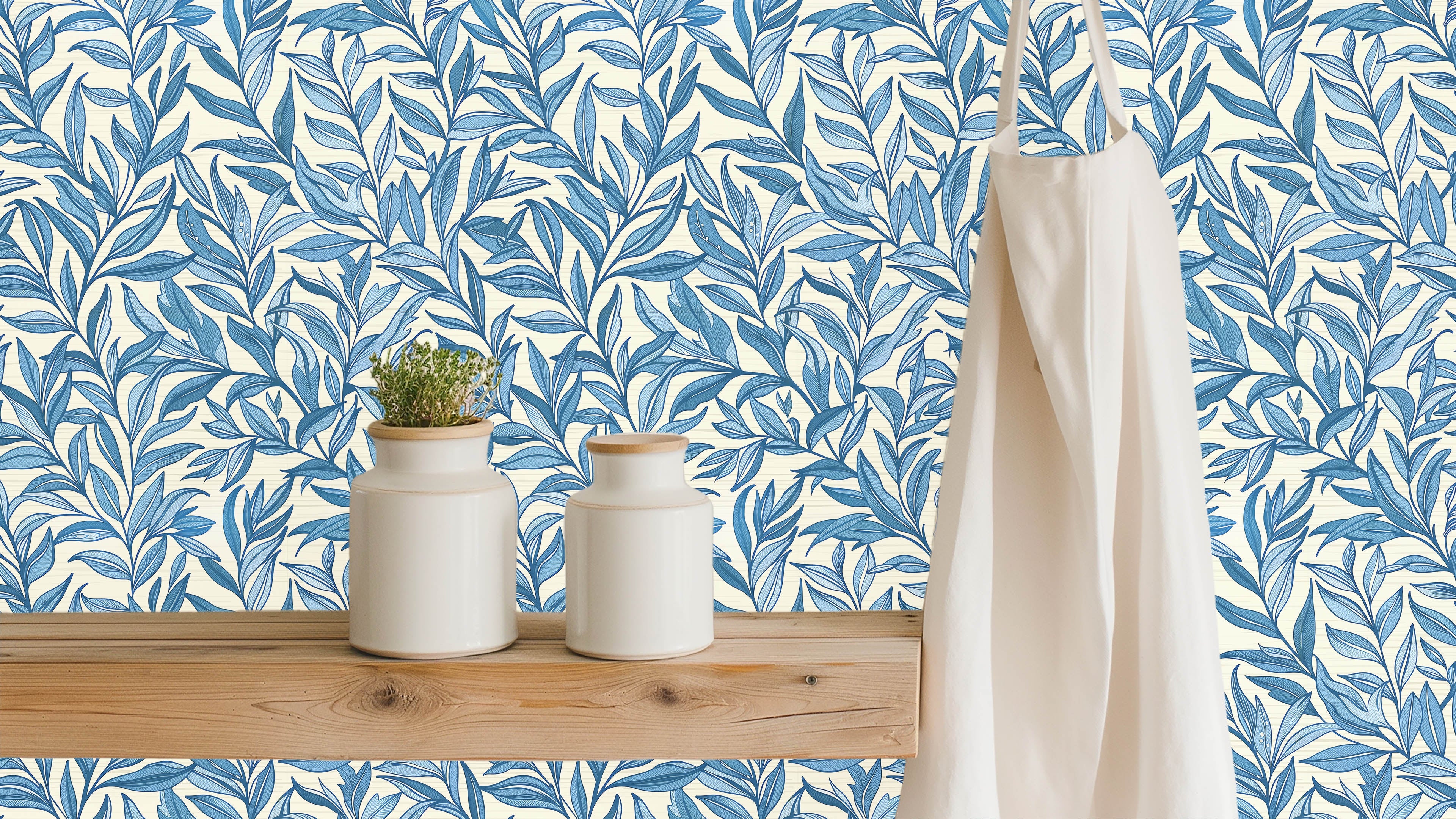 Boughs - Blå - Elegant tapet med handritade blad i blå toner