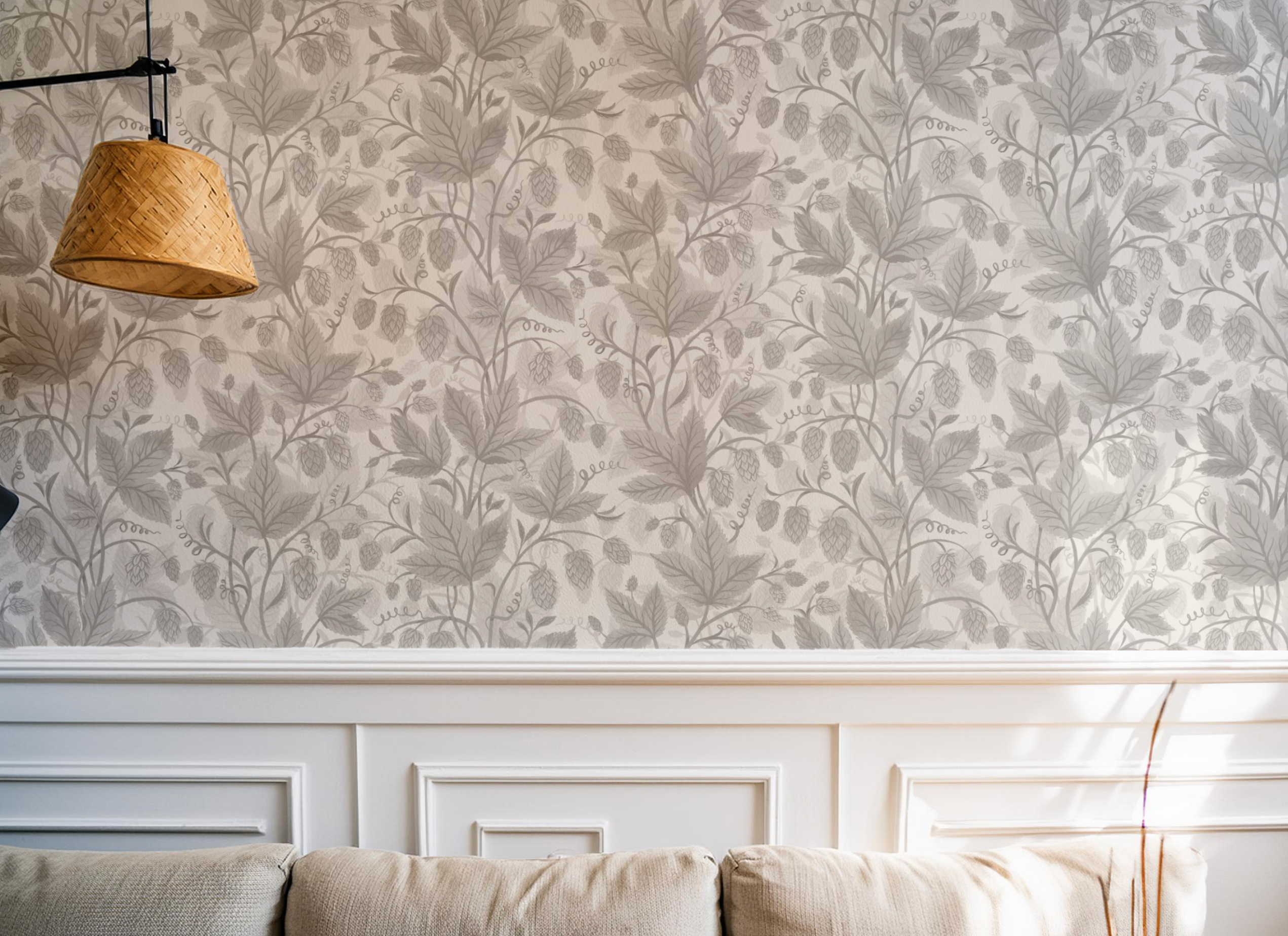 Trailing Hops Silver - Elegant tapet med organiskt humlemönster i silvergråa toner
