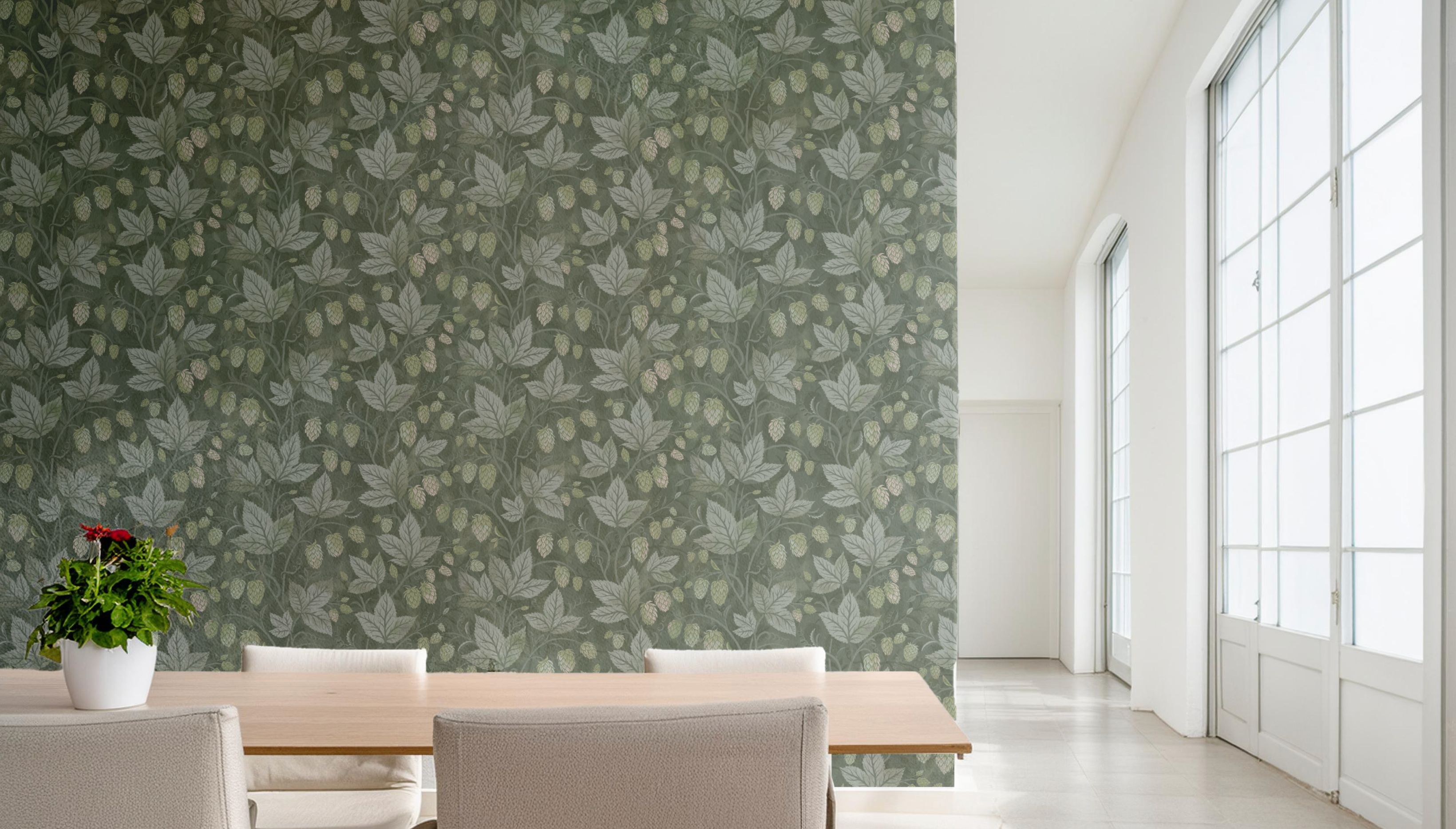 Trailing Hops Green - Elegant tapet med organiskt humlemönster i gröna toner