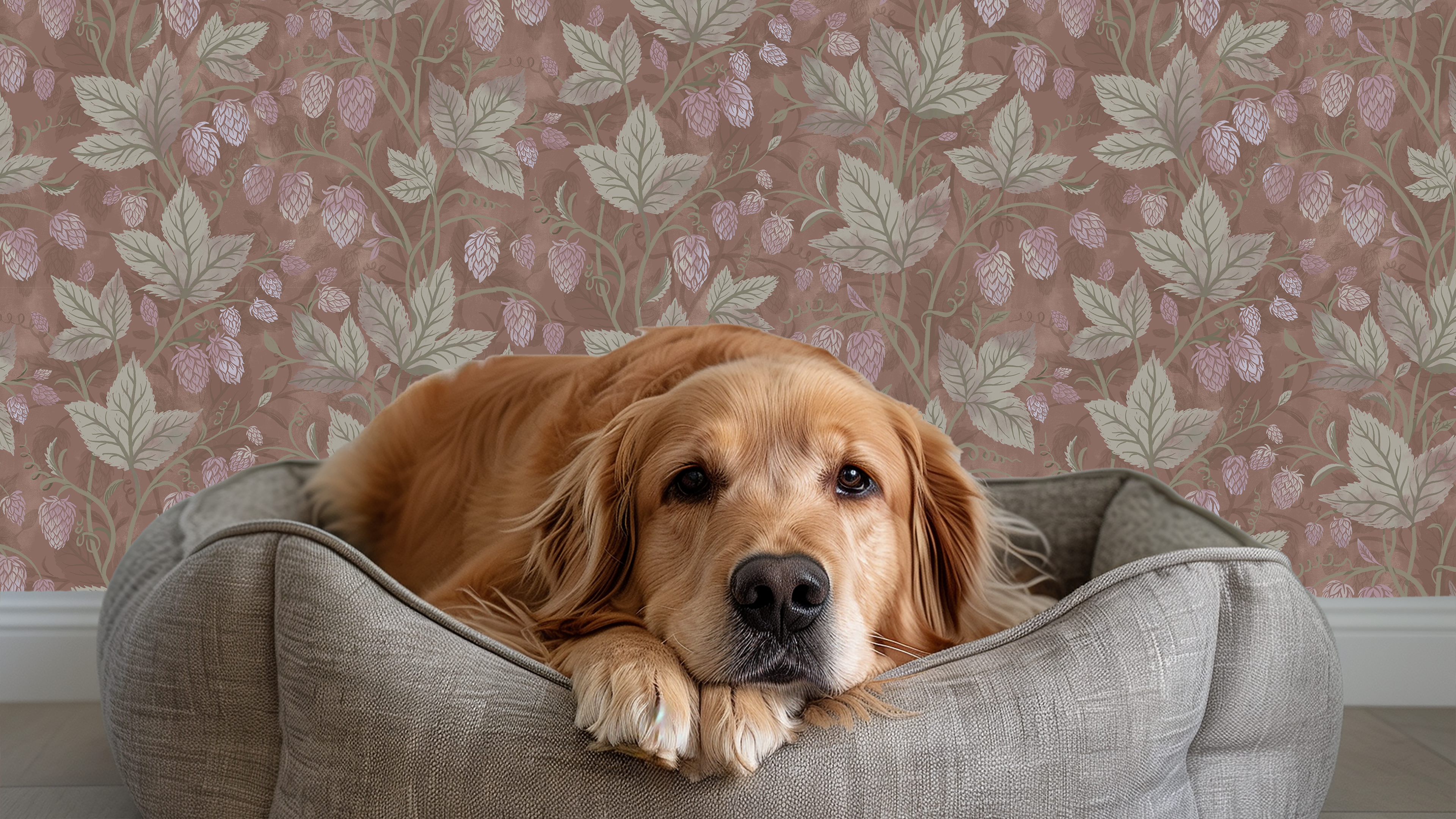 Trailing Hops Brown - Elegant tapet med organiskt humlemönster i bruna toner