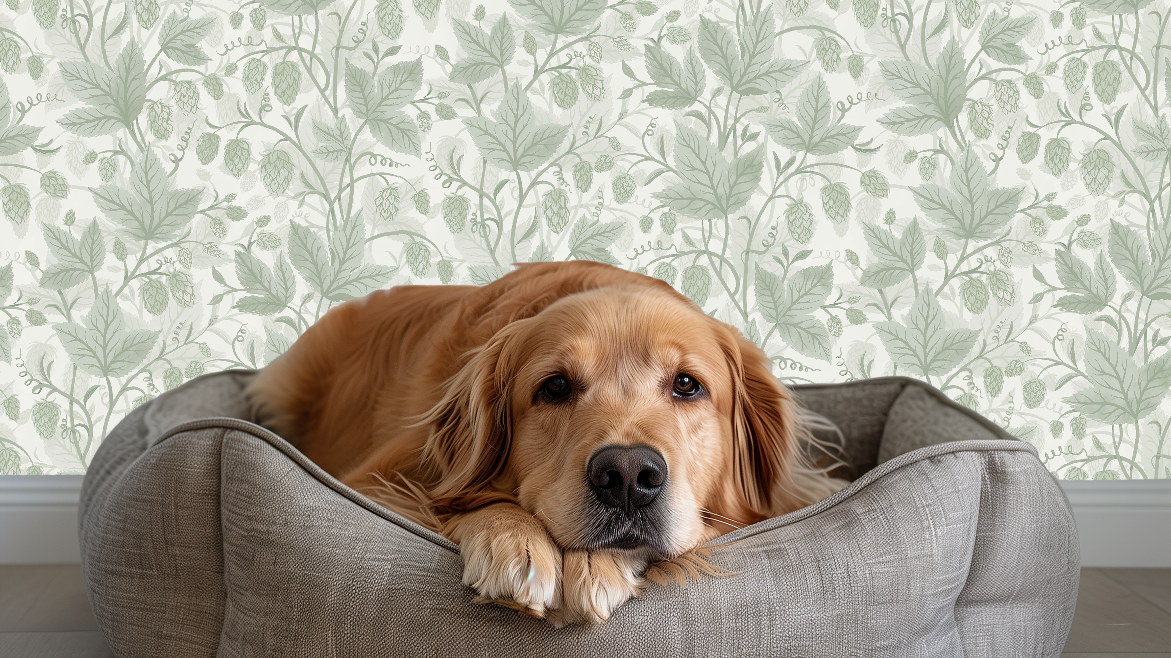 Trailing Hops Light Green - Elegant tapet med organiskt humlemönster i ljusgröna toner