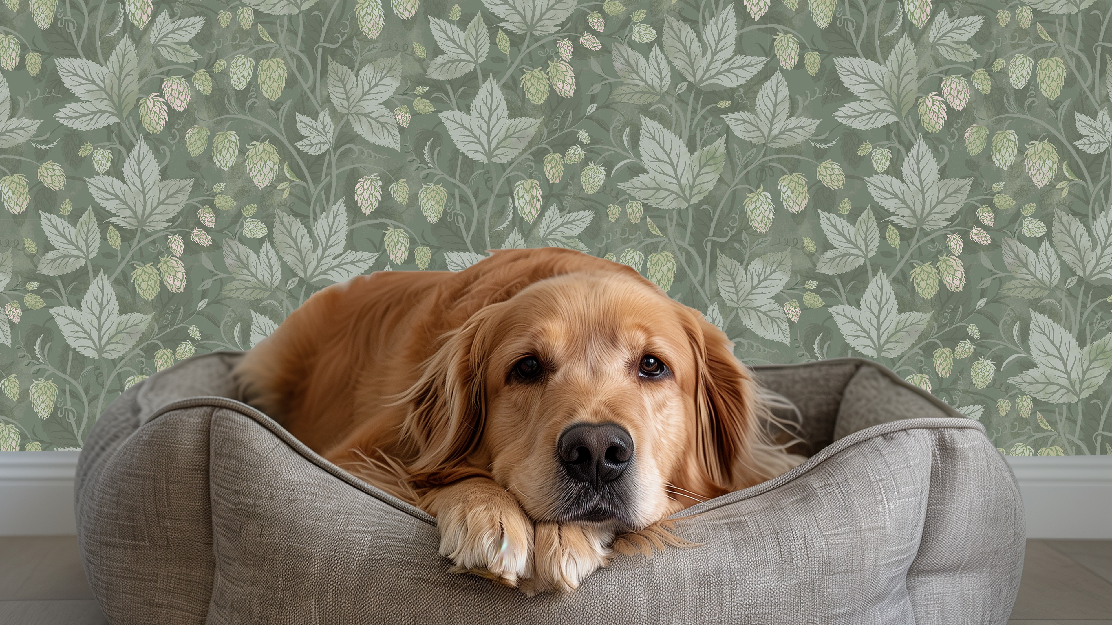 Trailing Hops Green - Elegant tapet med organiskt humlemönster i gröna toner