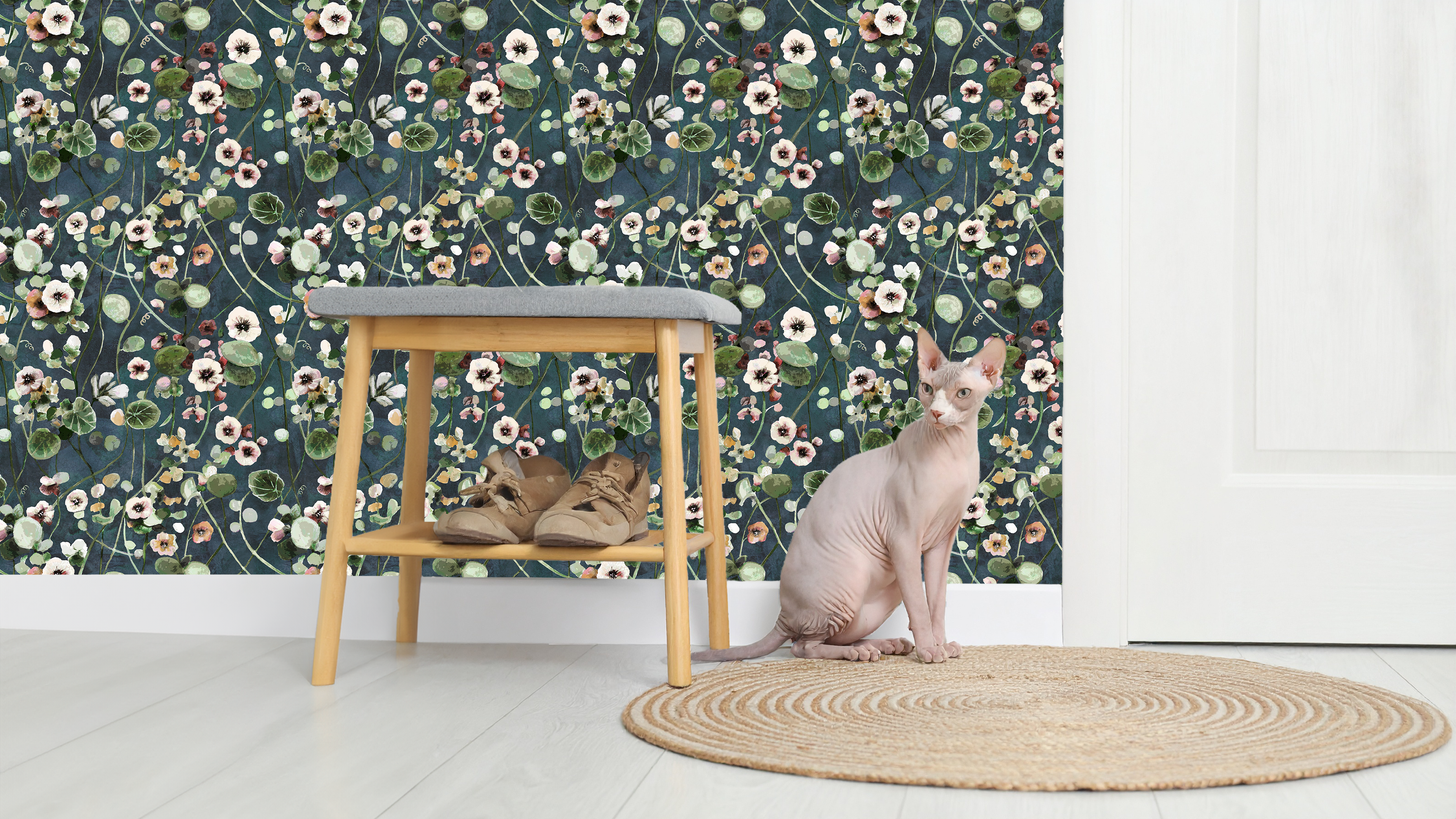 Krasse - Midnight Blå – Handmålad tapet med levande blommor i djupa blå toner