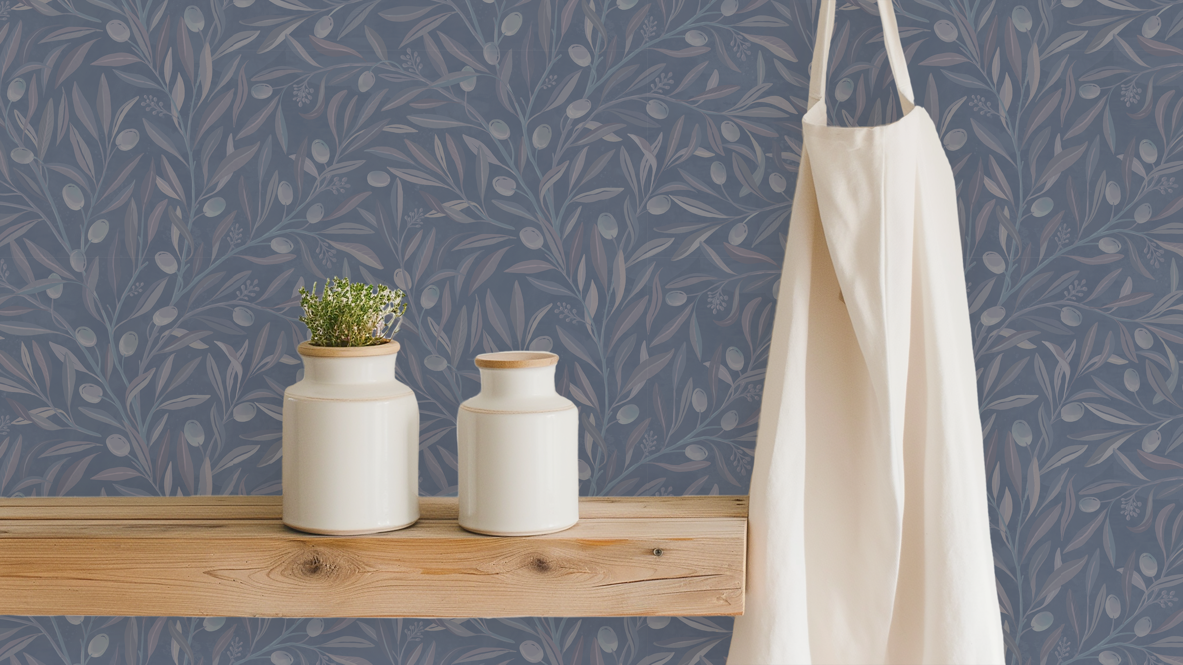 Reval Wallpaper Olivia Half Drop Midnight Blue - Elegant tapet med olivkvistar i djupa blå toner – högkvalitativ tapet för...