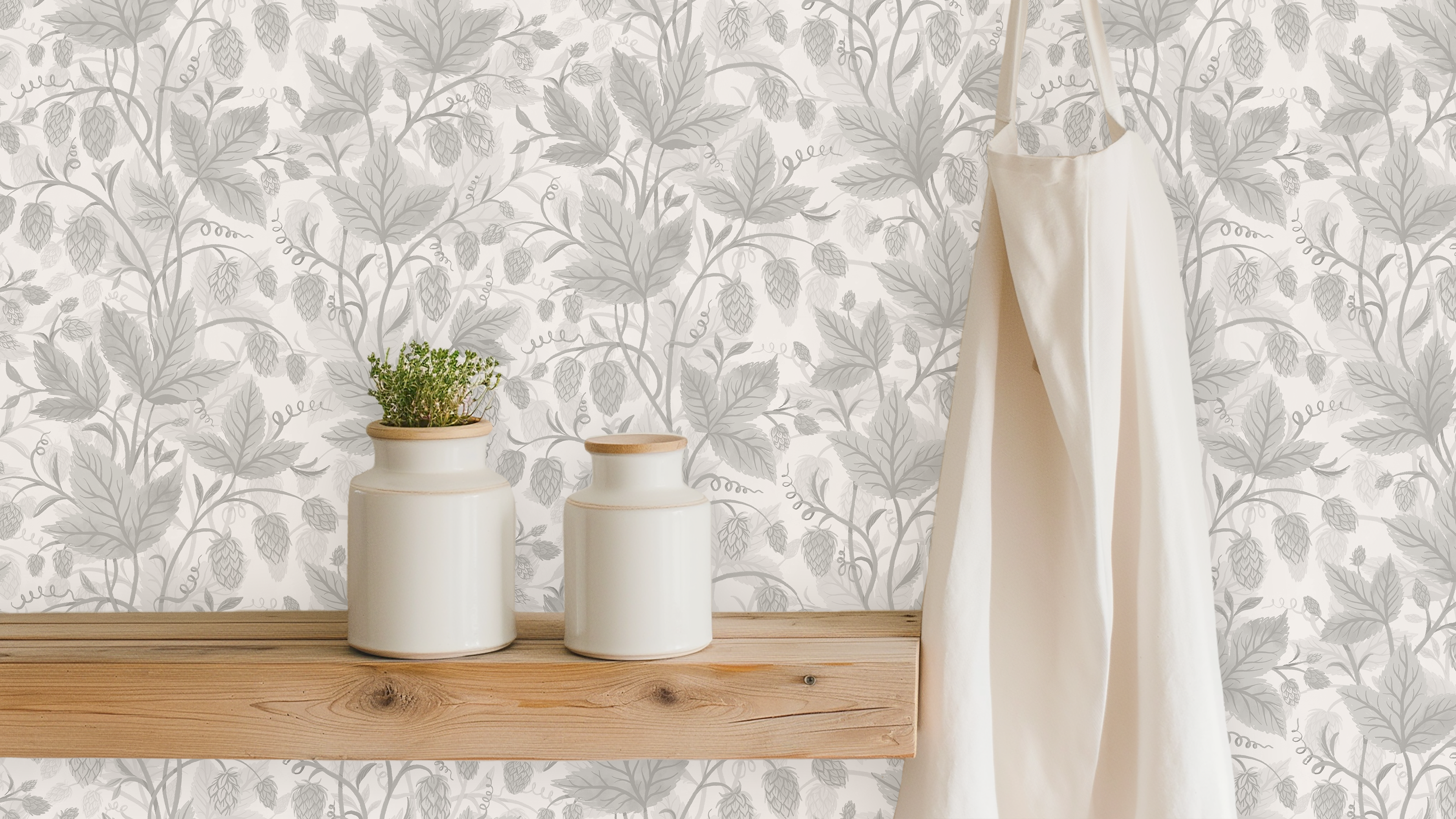 Trailing Hops Silver - Elegant tapet med organiskt humlemönster i silvergråa toner