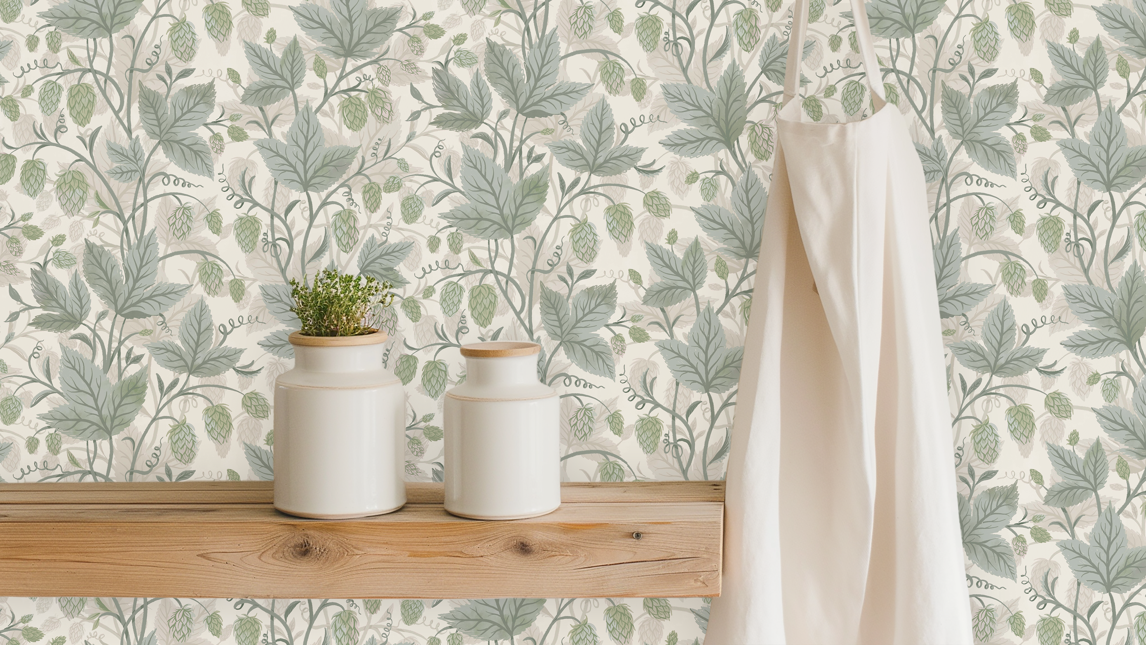 Trailing Hops Hedge - Elegant tapet med organiskt humlemönster i gröna toner