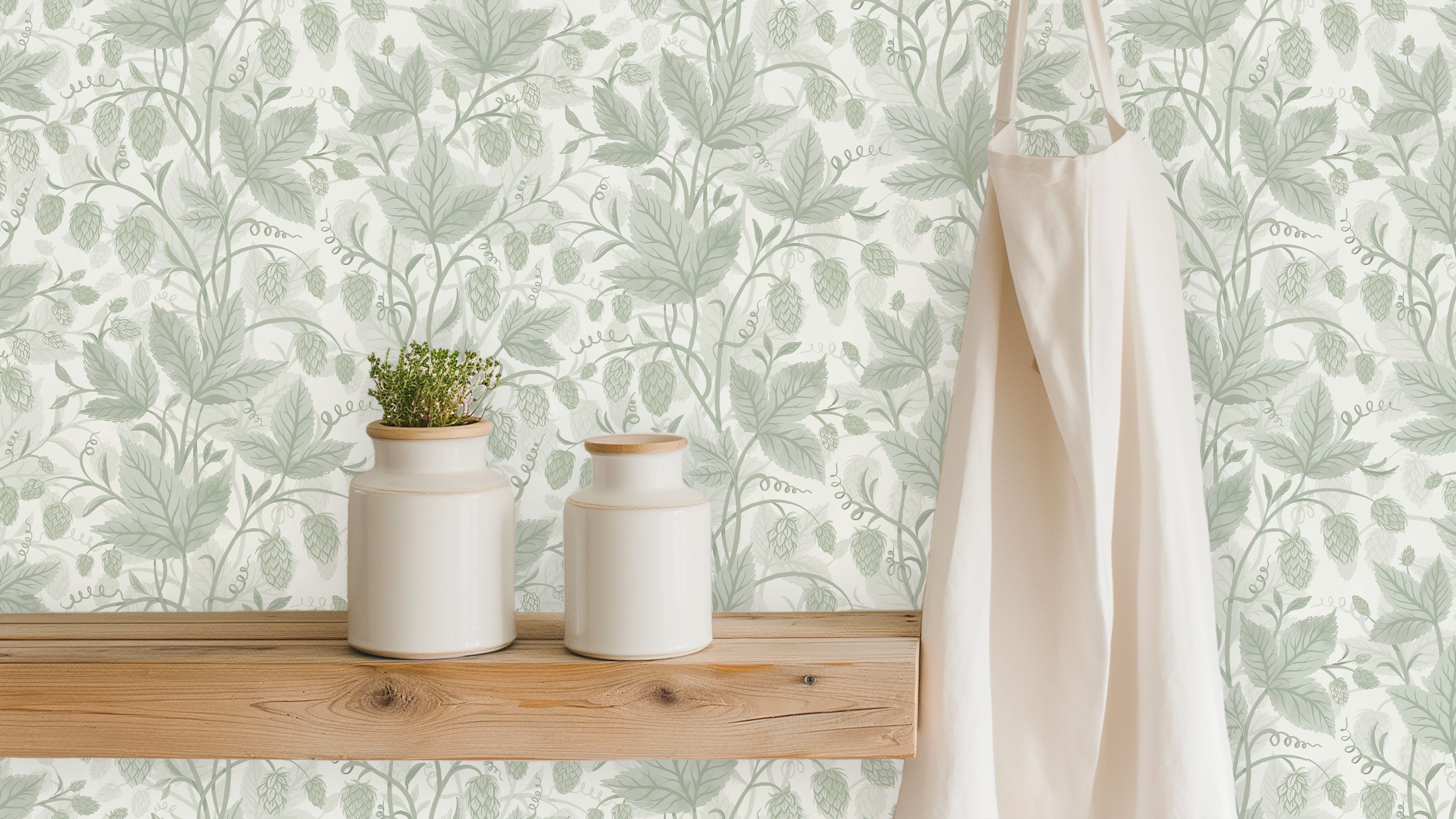 Trailing Hops Light Green - Elegant tapet med organiskt humlemönster i ljusgröna toner