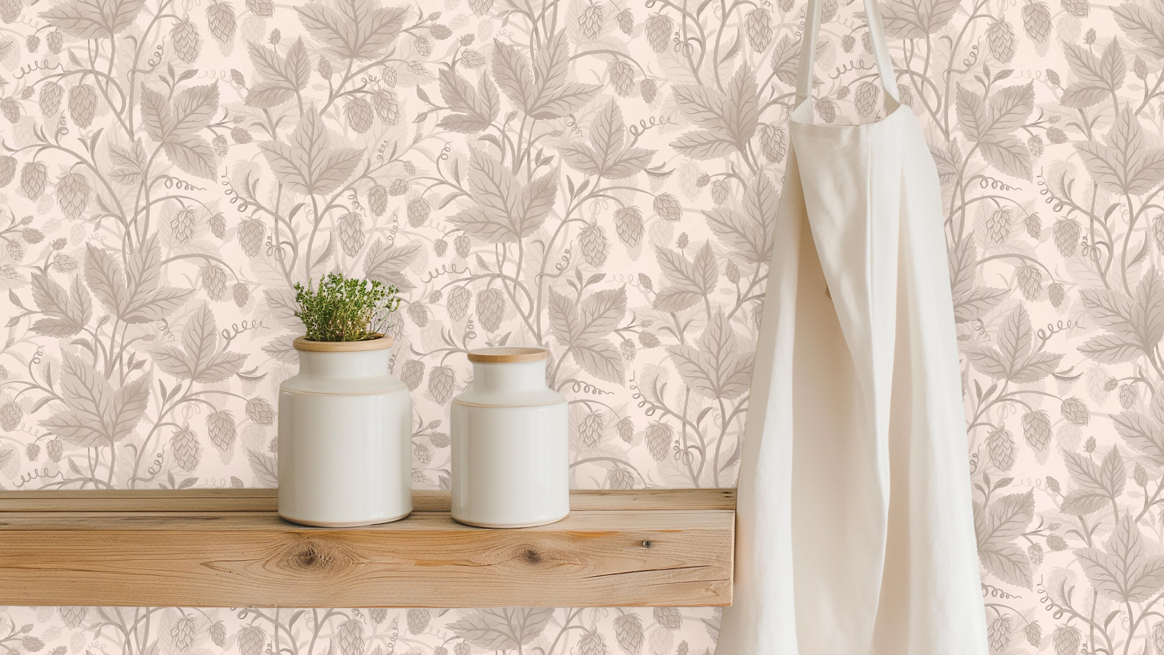 Trailing Hops Light Blush - Elegant tapet med organiskt humlemönster i ljusa rosa toner