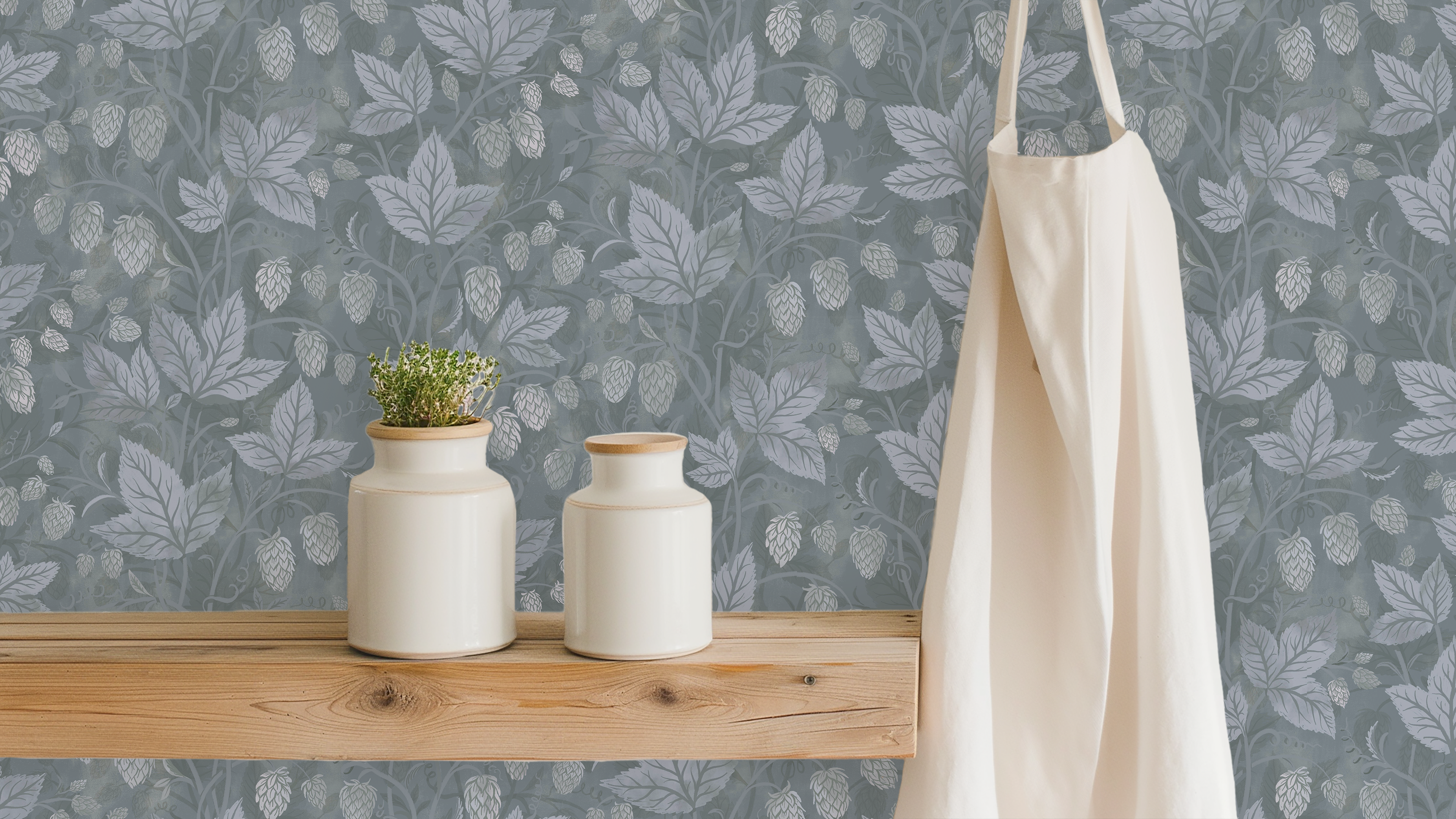 Trailing Hops Silver Blue - Elegant tapet med organiskt humlemönster i silverblå toner