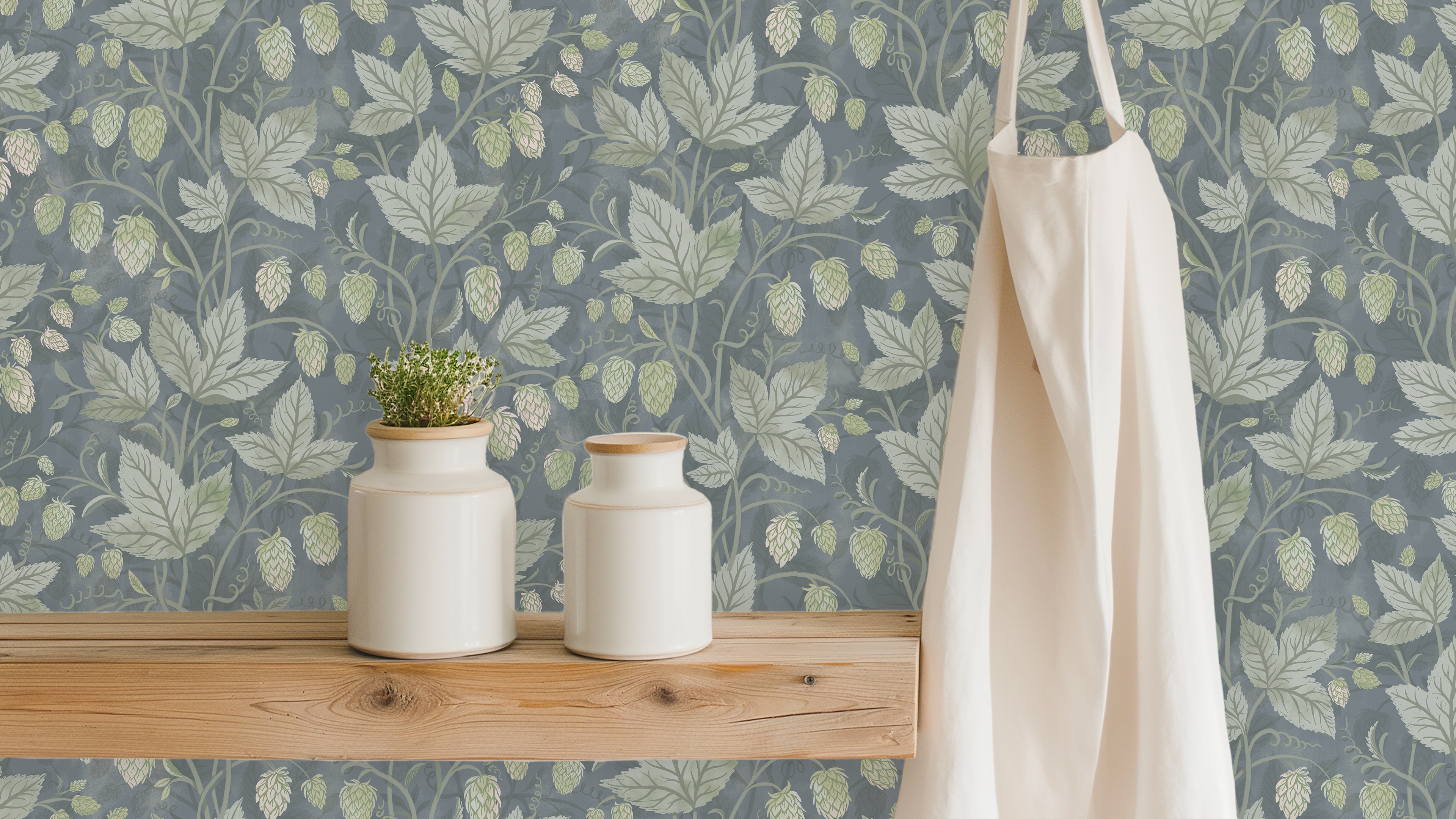 Trailing Hops Blue - Elegant tapet med organiskt humlemönster i blå toner