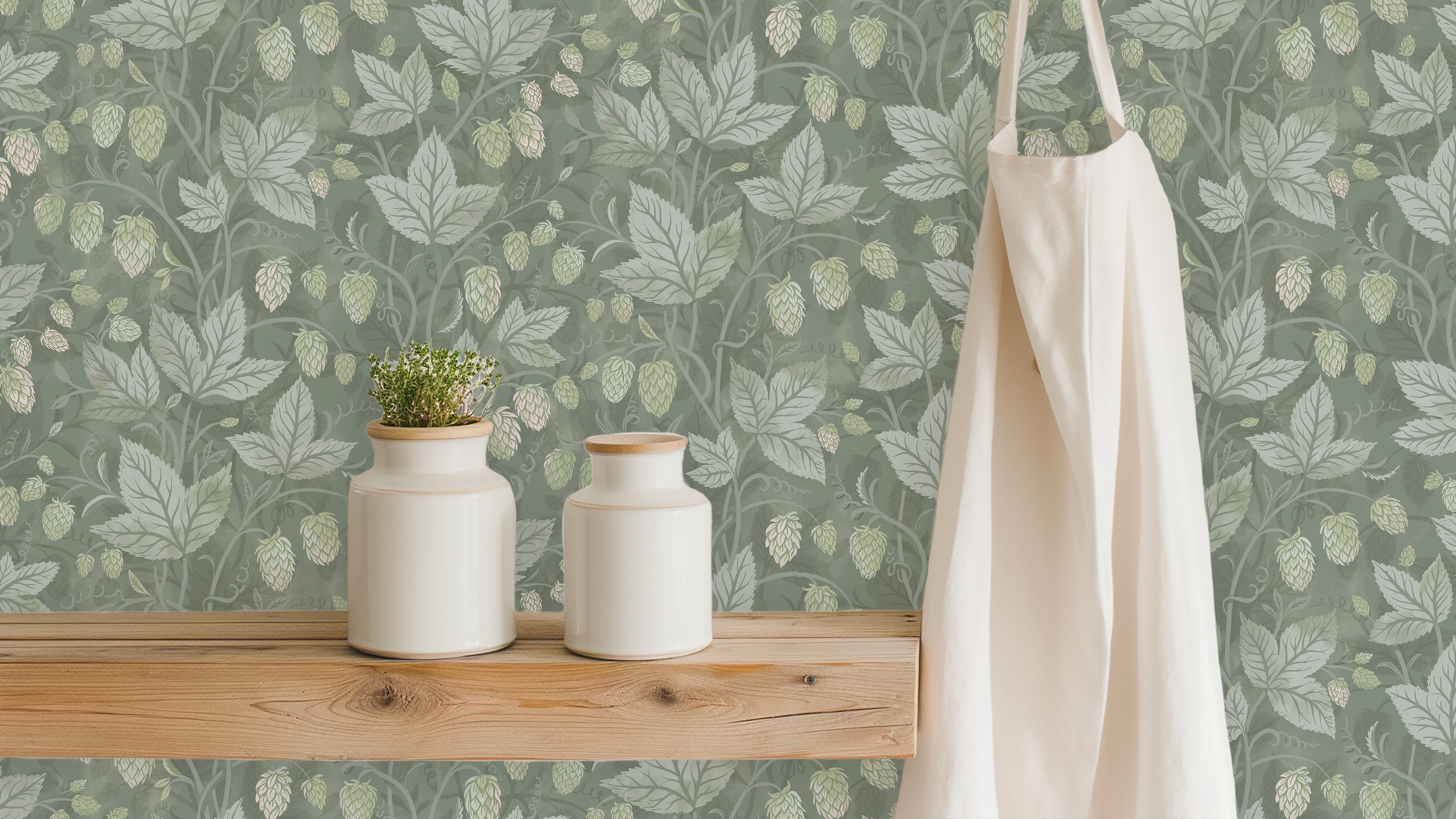 Trailing Hops Green - Elegant tapet med organiskt humlemönster i gröna toner